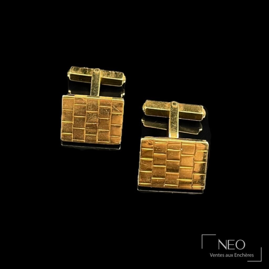 Paire de boutons de manchette en or jaune à tête carrée gravée