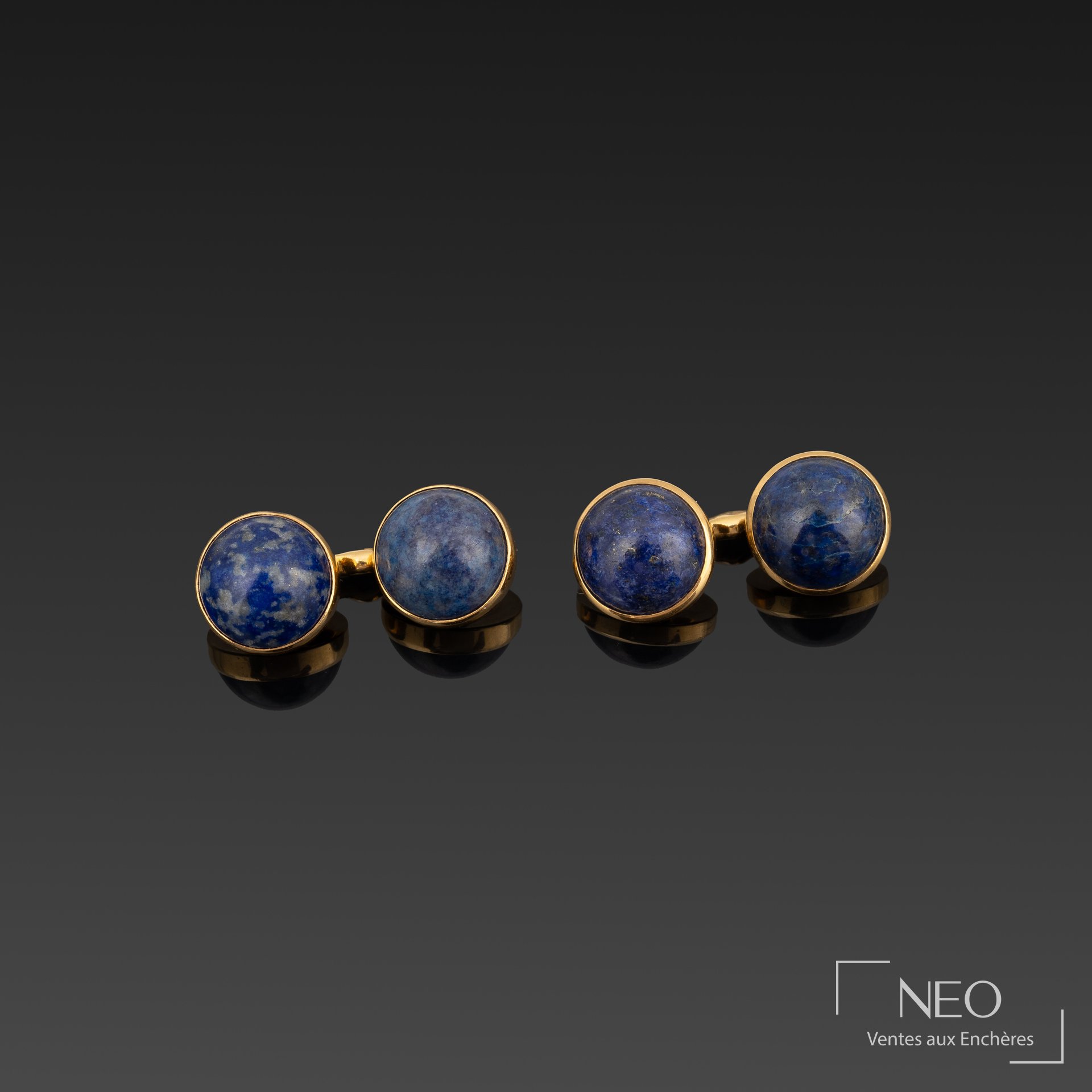 Paire de boutons de manchettes en or jaune 18K et cabochons de pierres bleues
