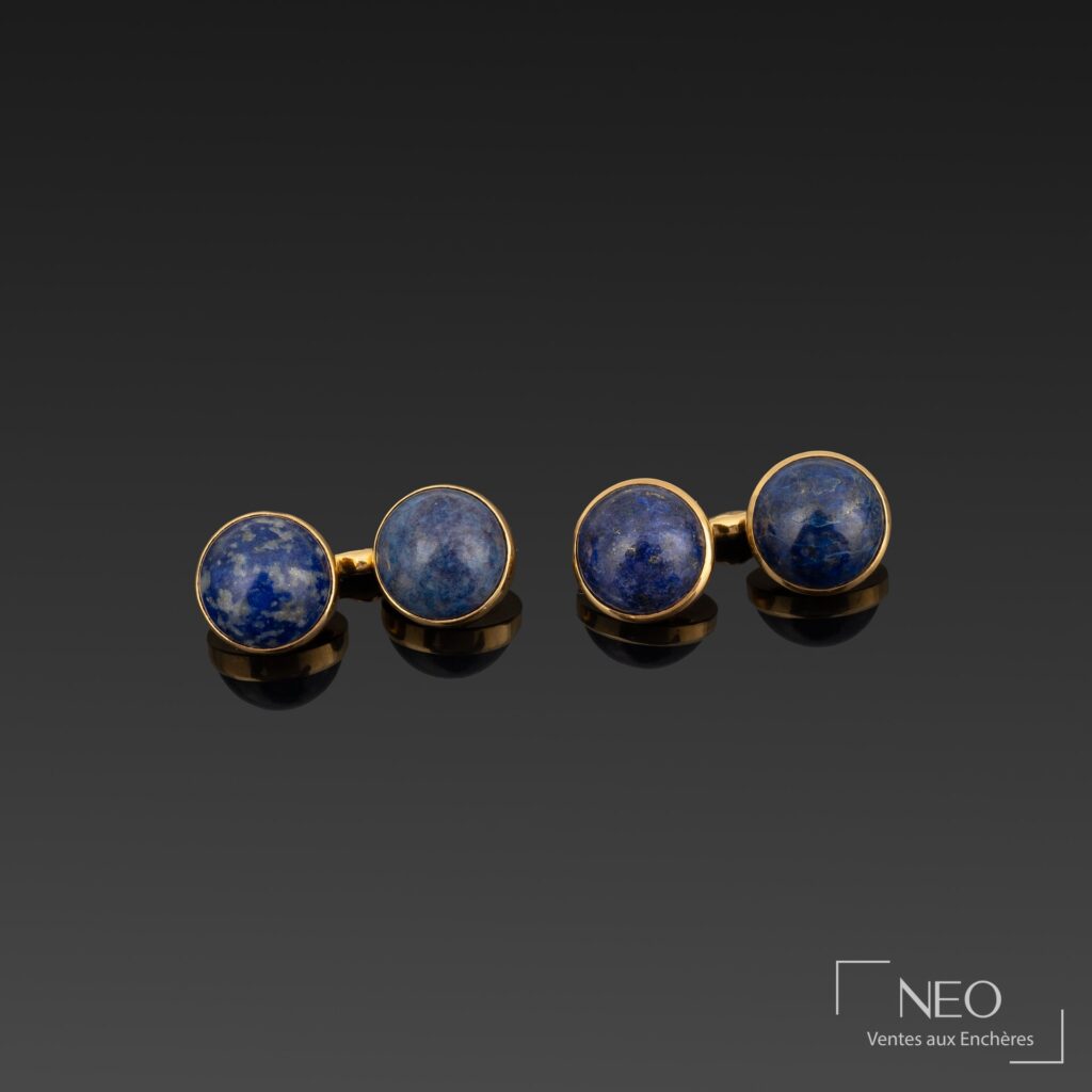 Paire de boutons de manchettes en or jaune avec cabochons de pierres dures bleues