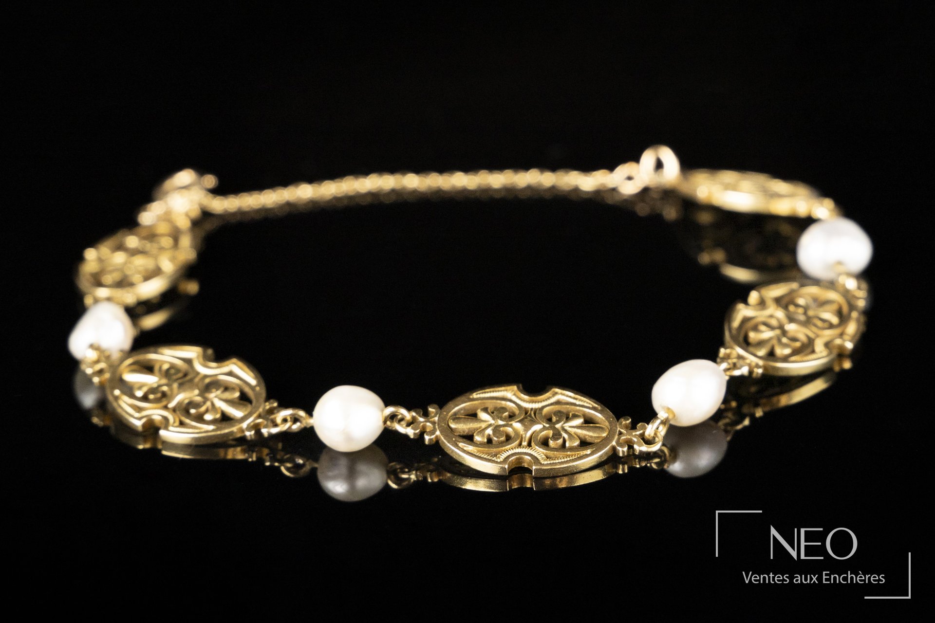Bracelet en or jaune 18 carats à volutes et perles baroques, Napoléon III