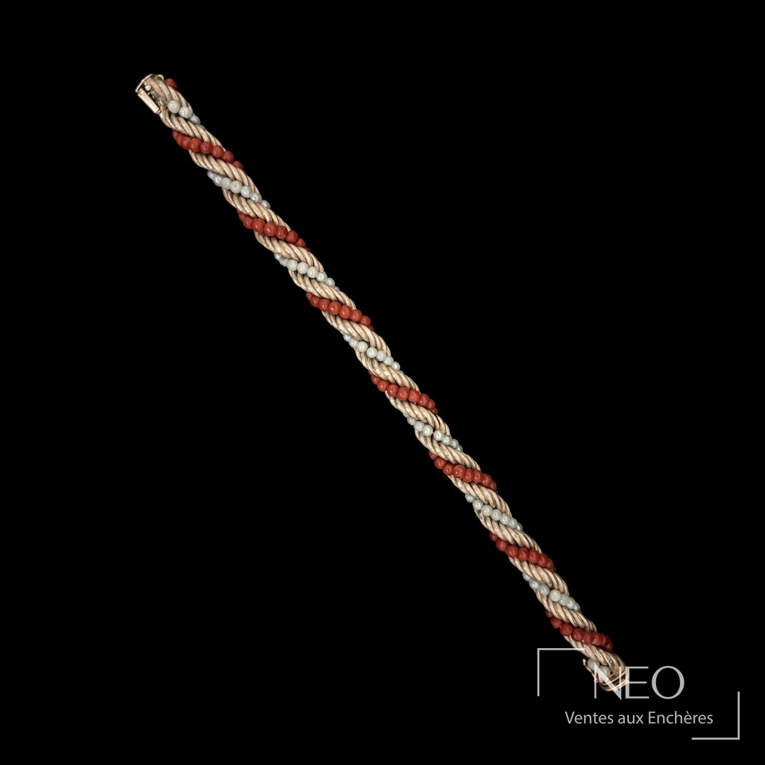 Bracelet en or jaune 18K à triple maille torsadée, corail et perles