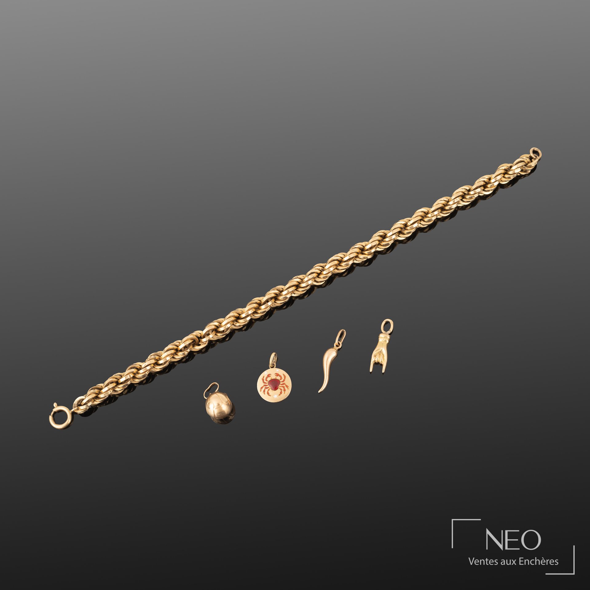 Bracelet en or jaune 18K à maille enchevêtrée et pendeloques