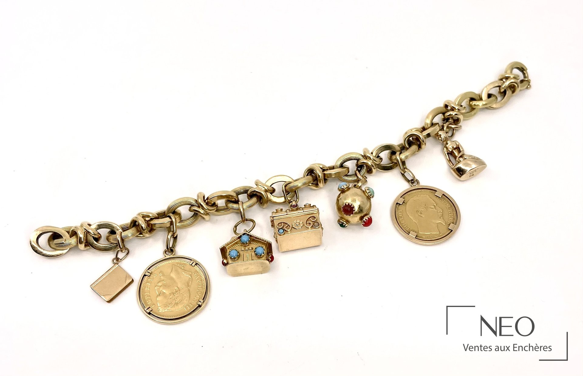 Bracelet en or jaune 18 carats orné de breloques