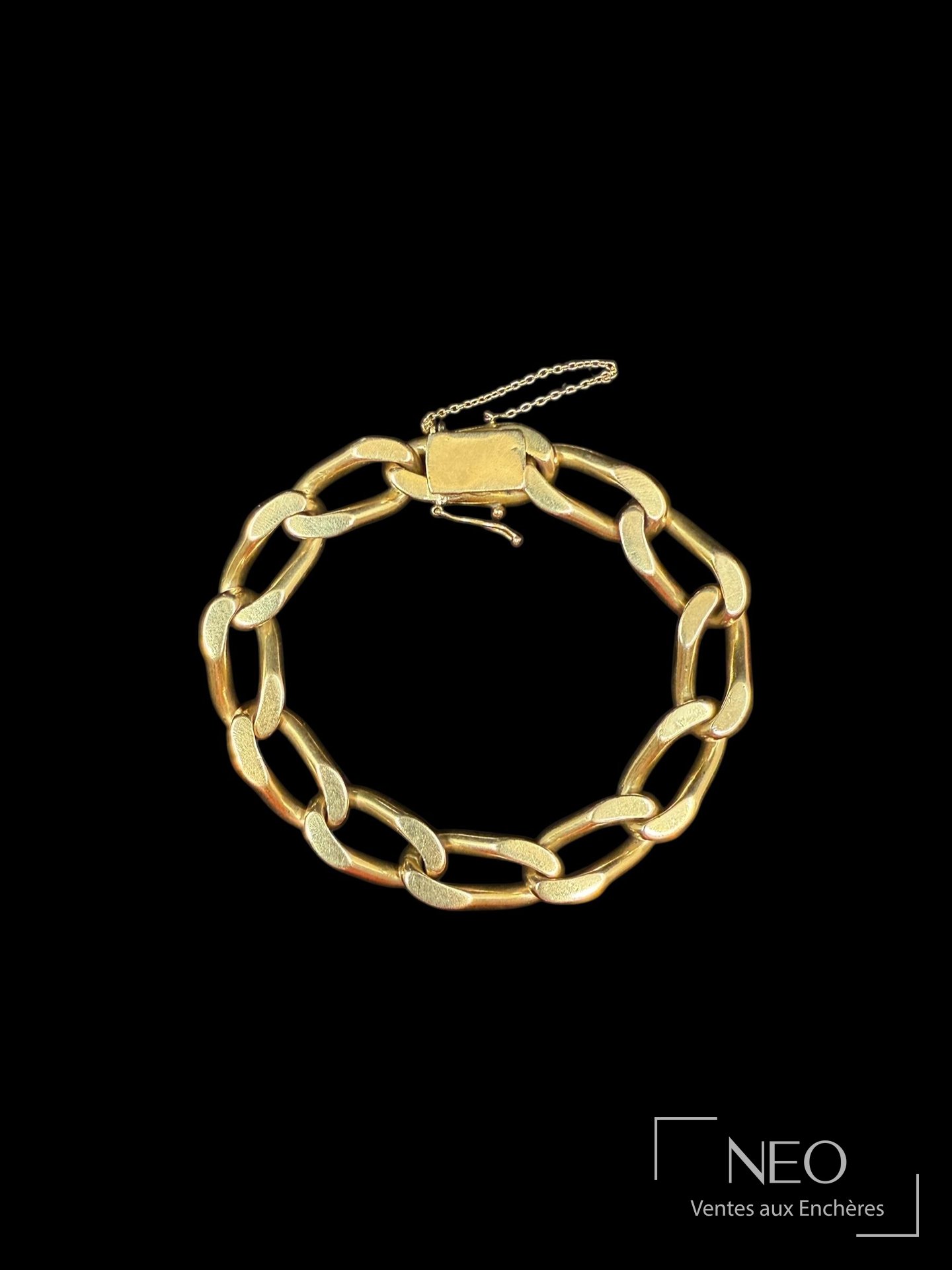 Bracelet en or jaune à maille gourmette sur fond noir