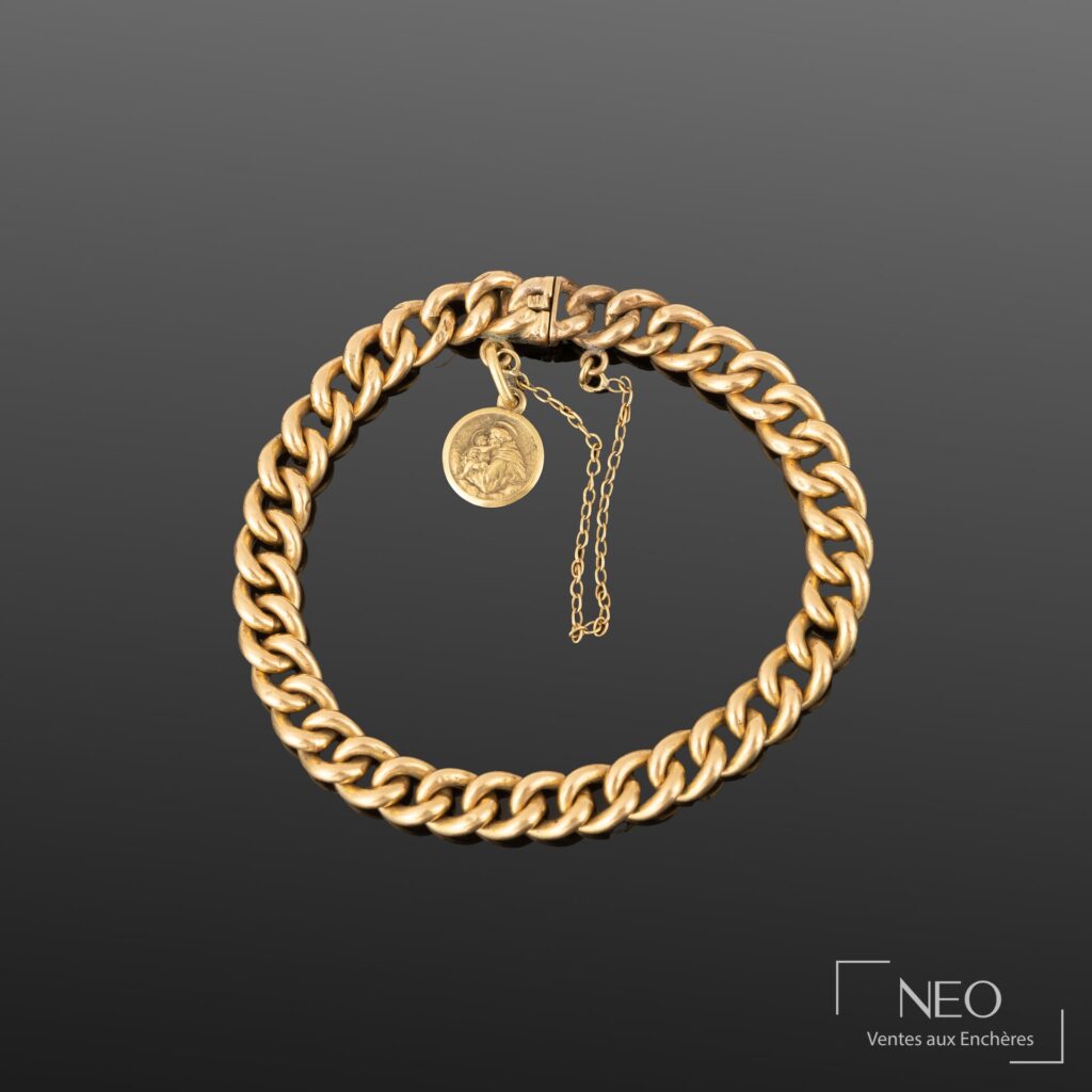 Bracelet d'enfant en or jaune à maille gourmette avec médaille religieuse pendante