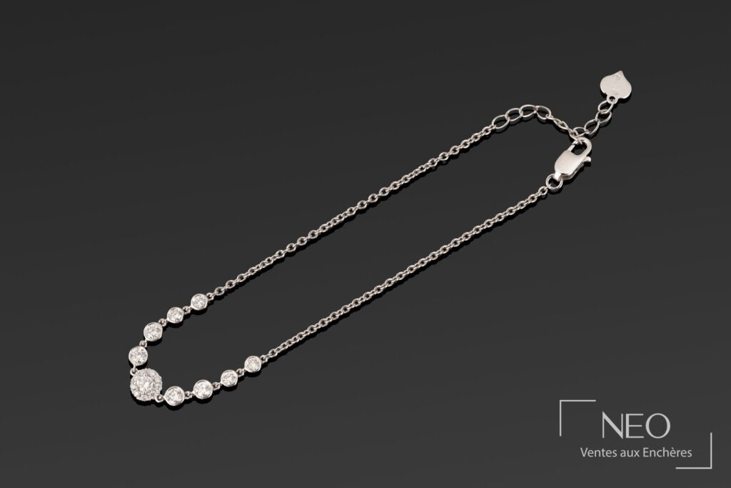 Bracelet fleurette en or gris serti de diamants blancs sur fond sombre