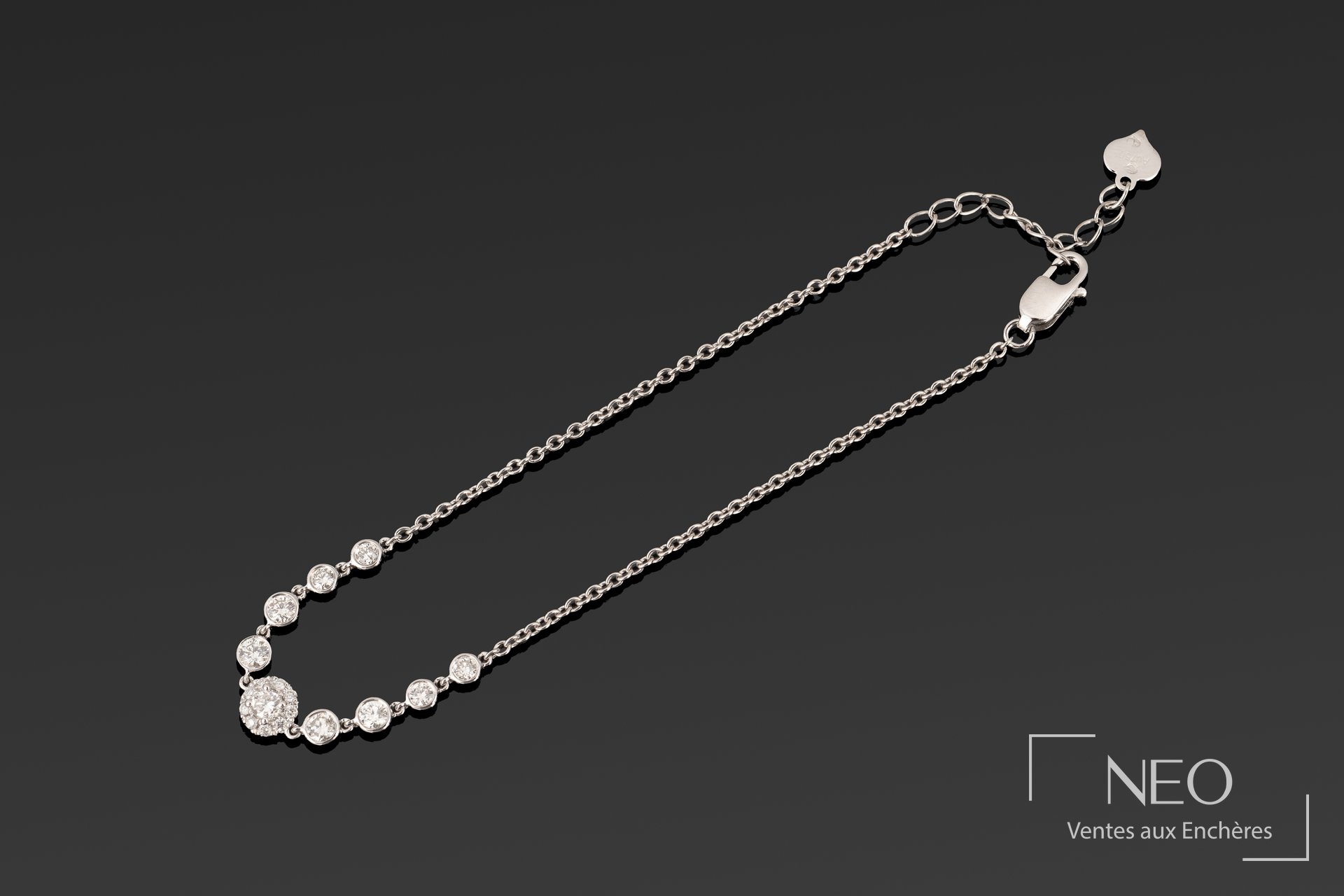 Bracelet fleurette en or gris 18K serti de diamants blancs