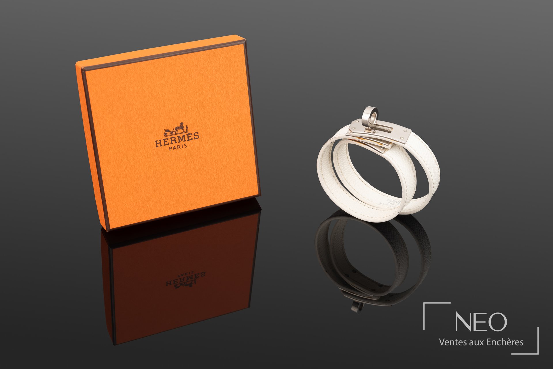 Bracelet Hermès Kelly double tour blanc présenté avec sa boîte orange