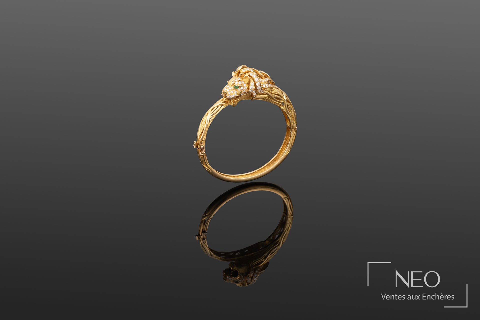 Bracelet jonc ouvrant en or jaune 18K lion aux diamants et émeraudes