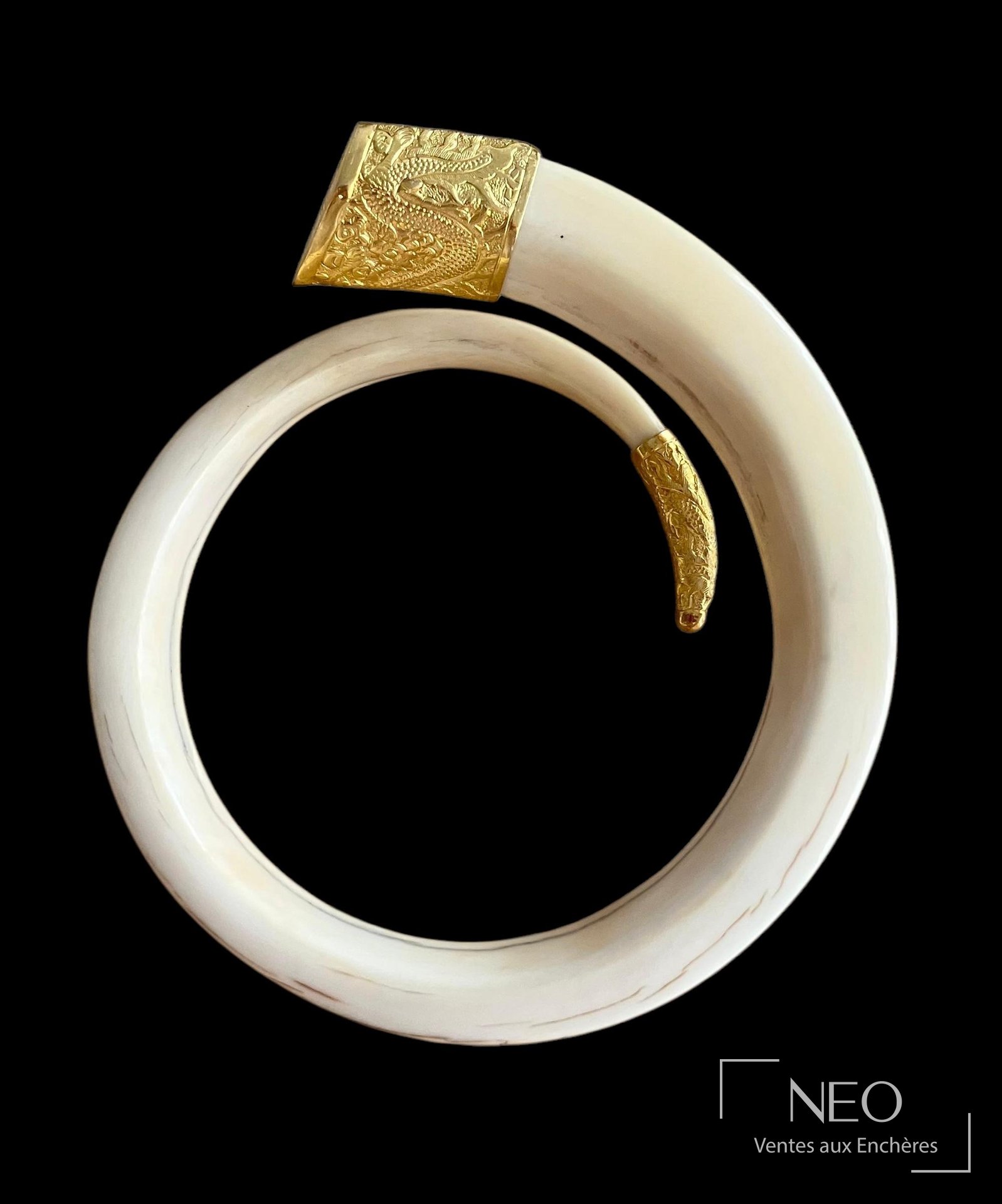 Bracelet jonc ouvrant en résine beige et or jaune 18 carats