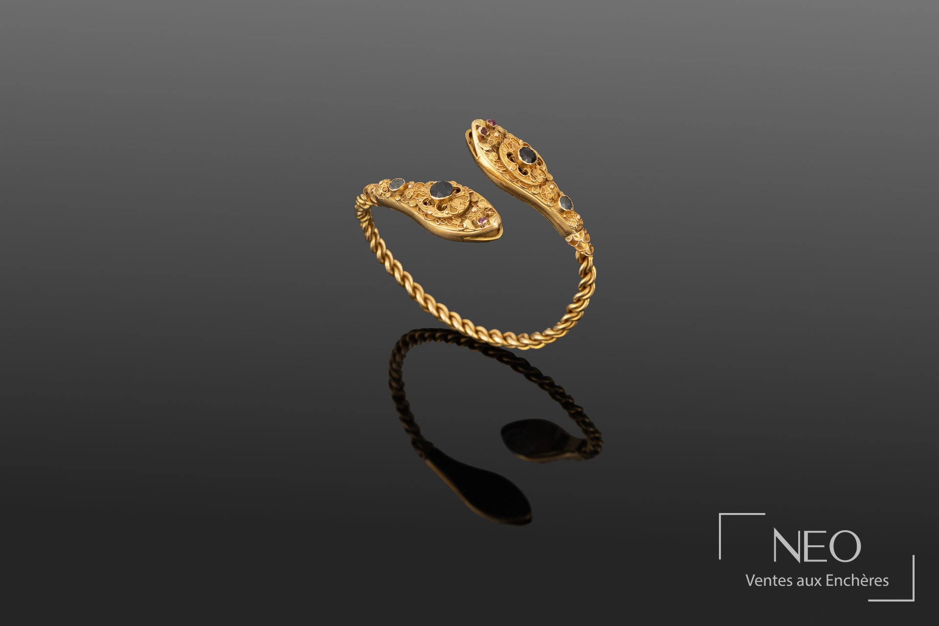 Bracelet jonc torsadé en or jaune 18K, têtes de serpents