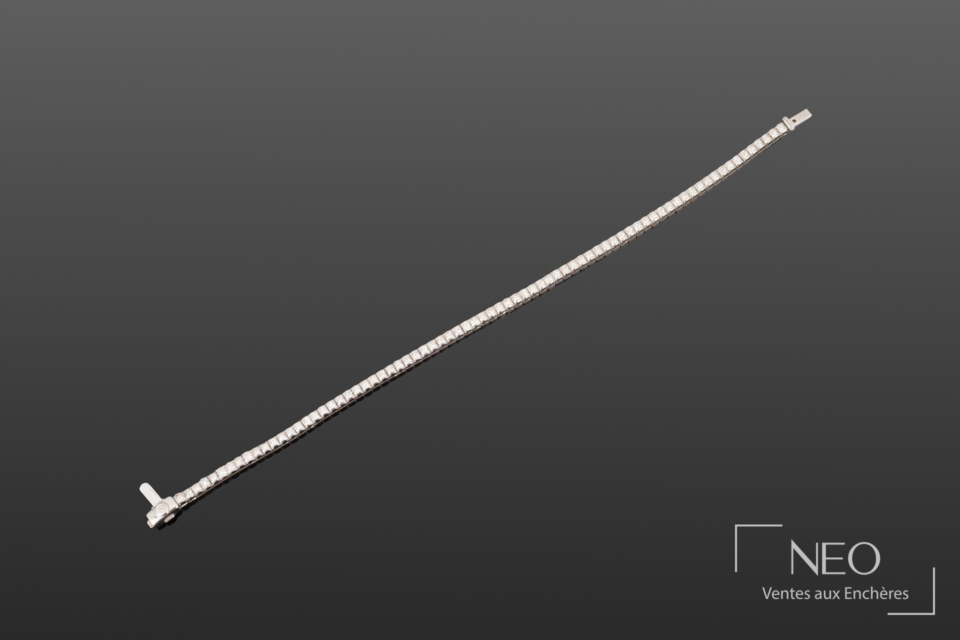 Bracelet ligne en or gris 18K serti de diamants blancs