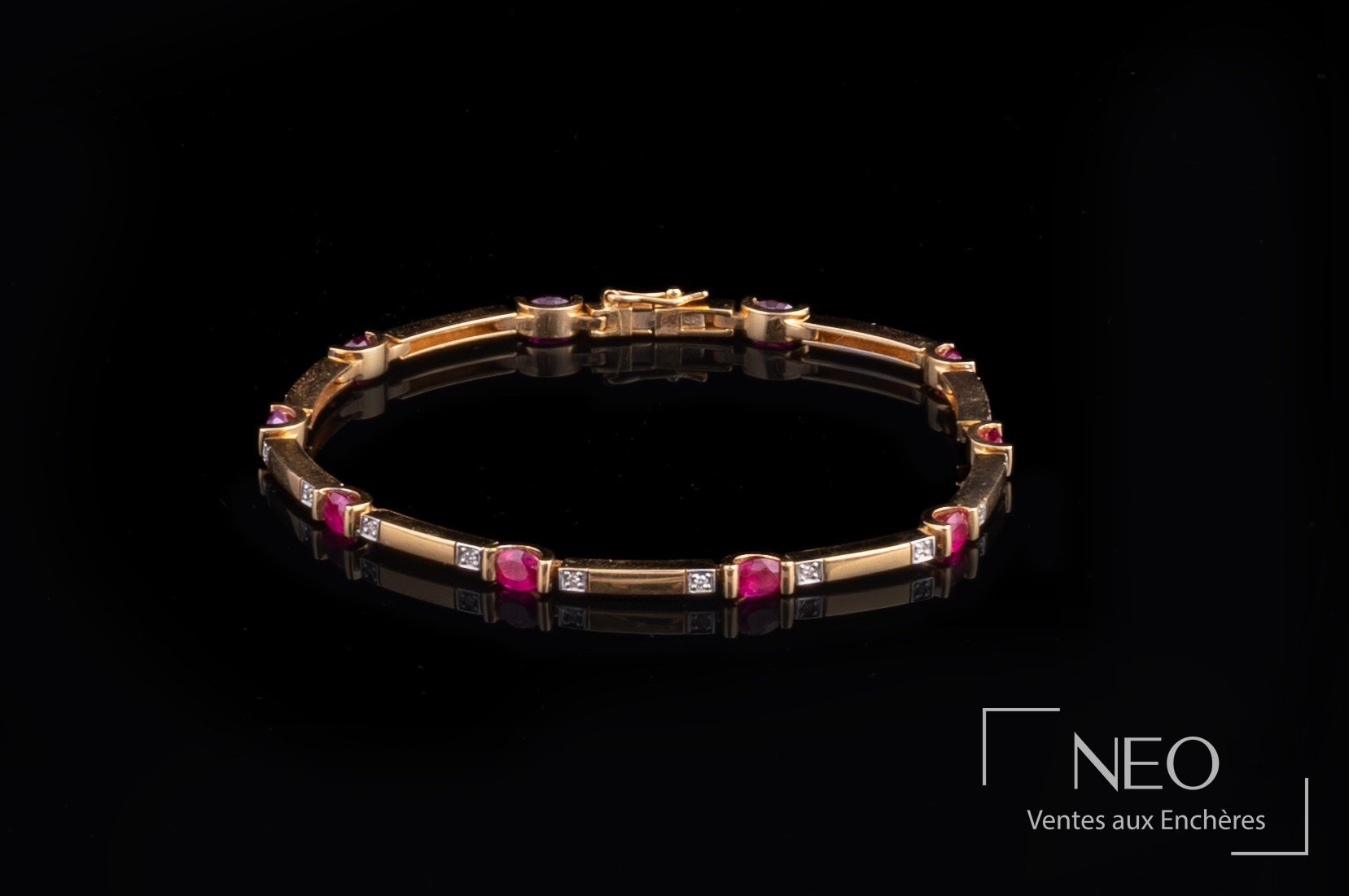 Bracelet ligne en or jaune 18 carats, pierres rouges et brisures de diamants