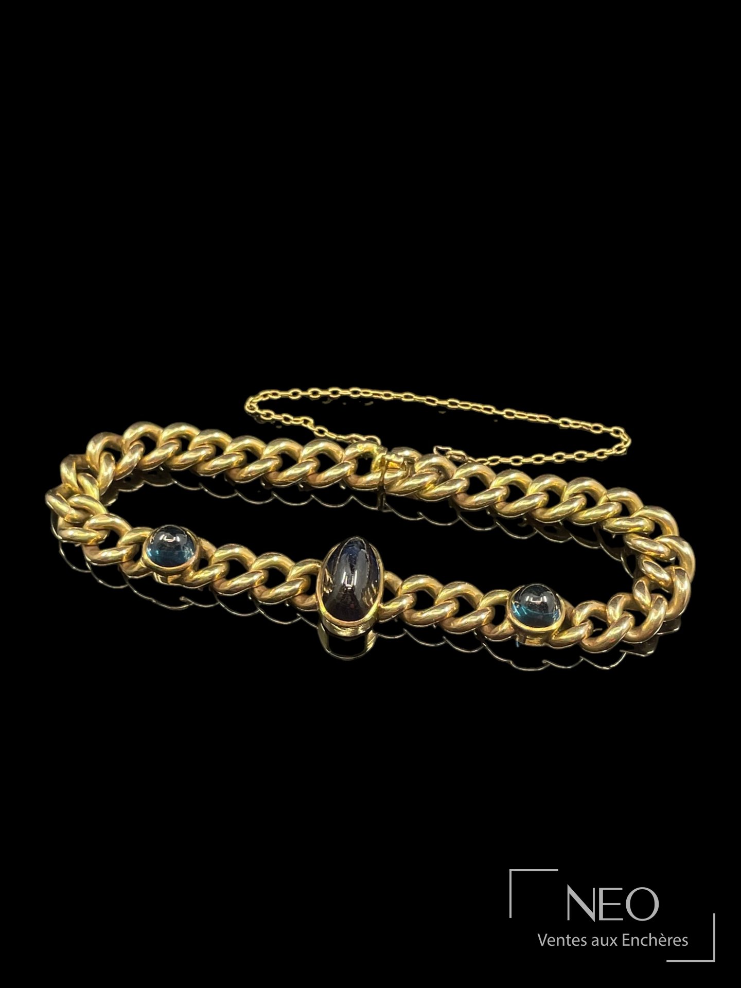 Bracelet à mailles américaines en or jaune 14 carats serti de saphirs synthétiques