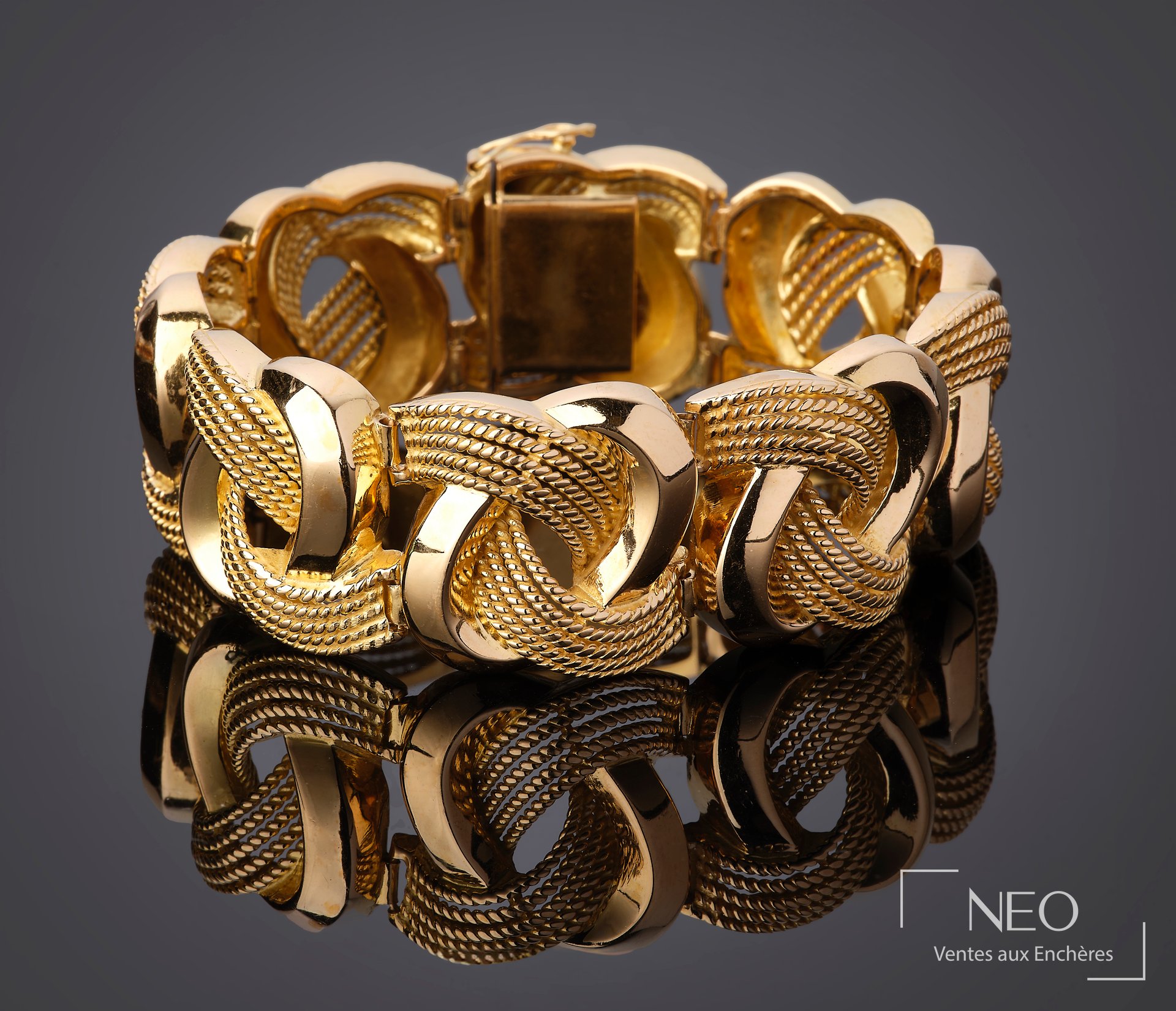 Bracelet manchette en or jaune 18 carats à décor d’ovales biseautés