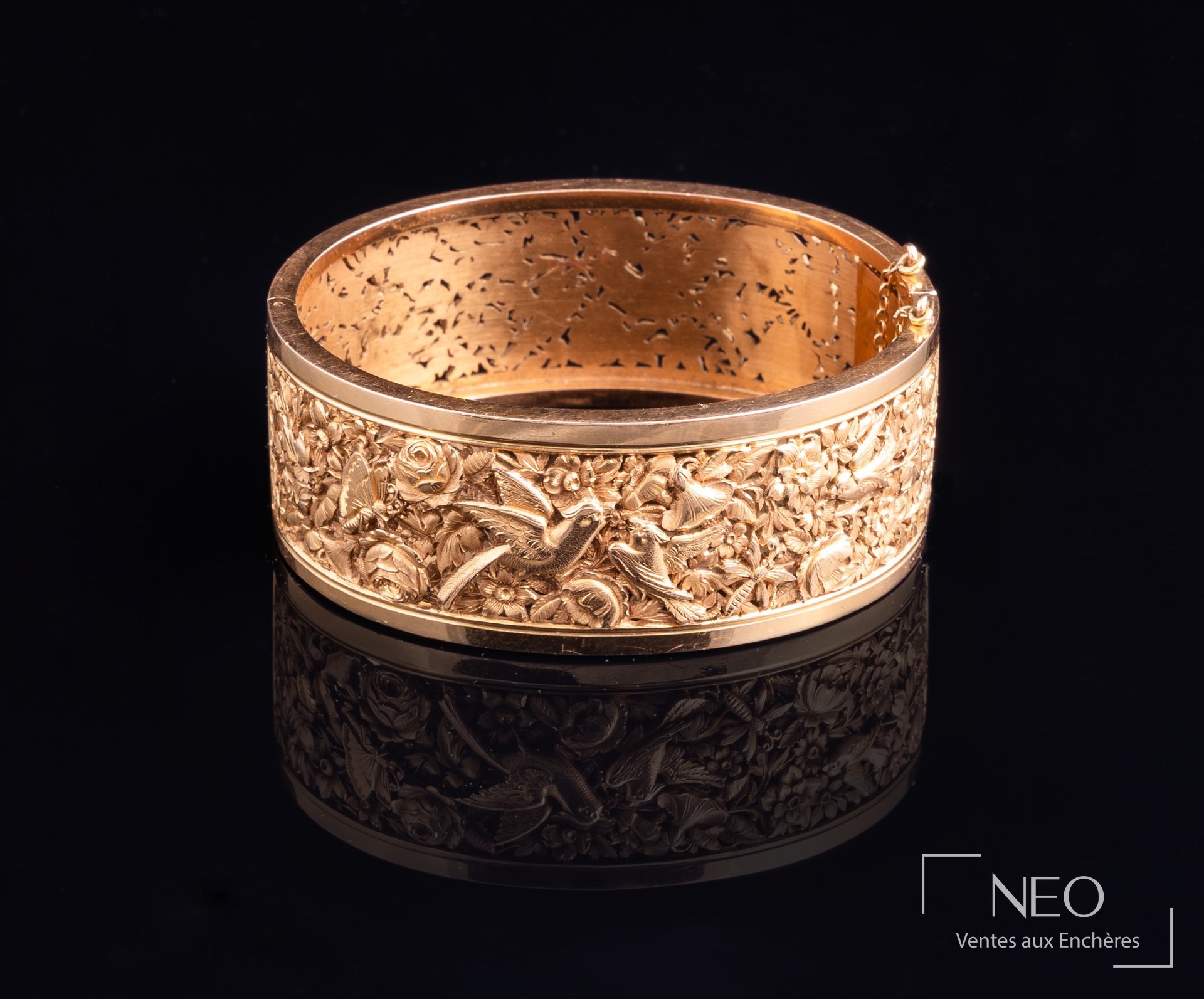 Bracelet manchette ouvrant en or rose 18 carats, décor ajouré de fleurs et d&rsquo;oiseaux