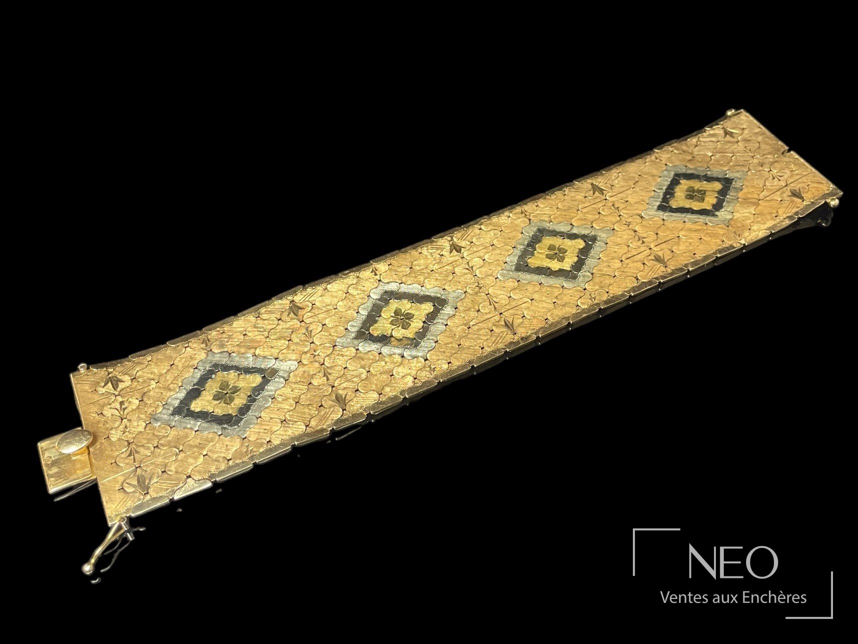 Bracelet manchette en ors jaune et gris 18 carats à maille plate guillochée