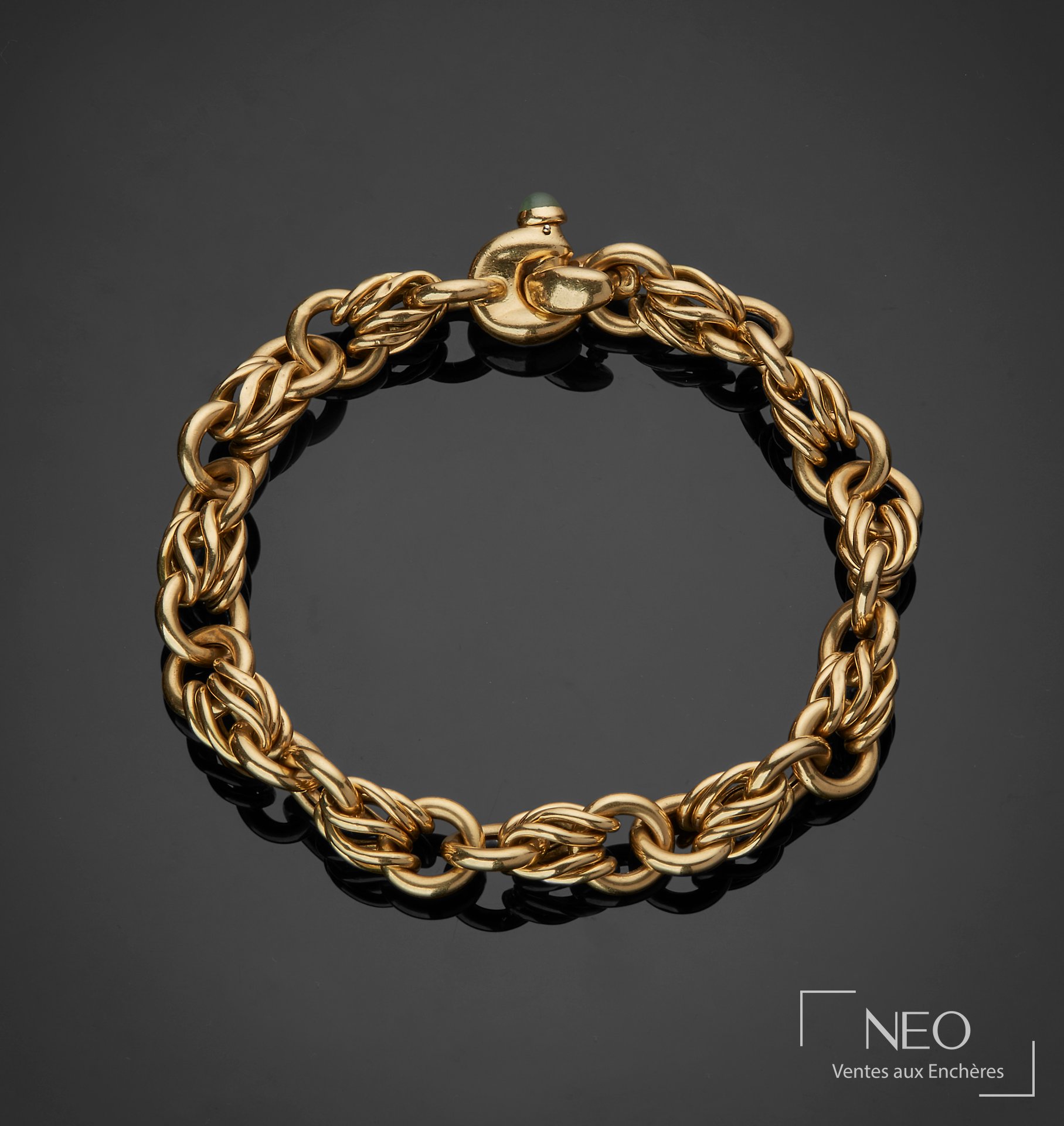 Bracelet en or jaune à mailles fantaisie et cabochon de pierre verte