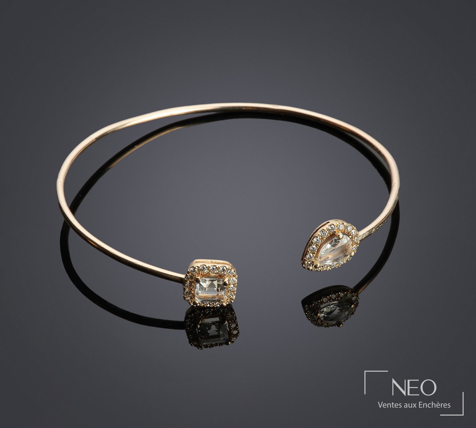 Bracelet en or jaune 9 carats, topazes blanches et diamants