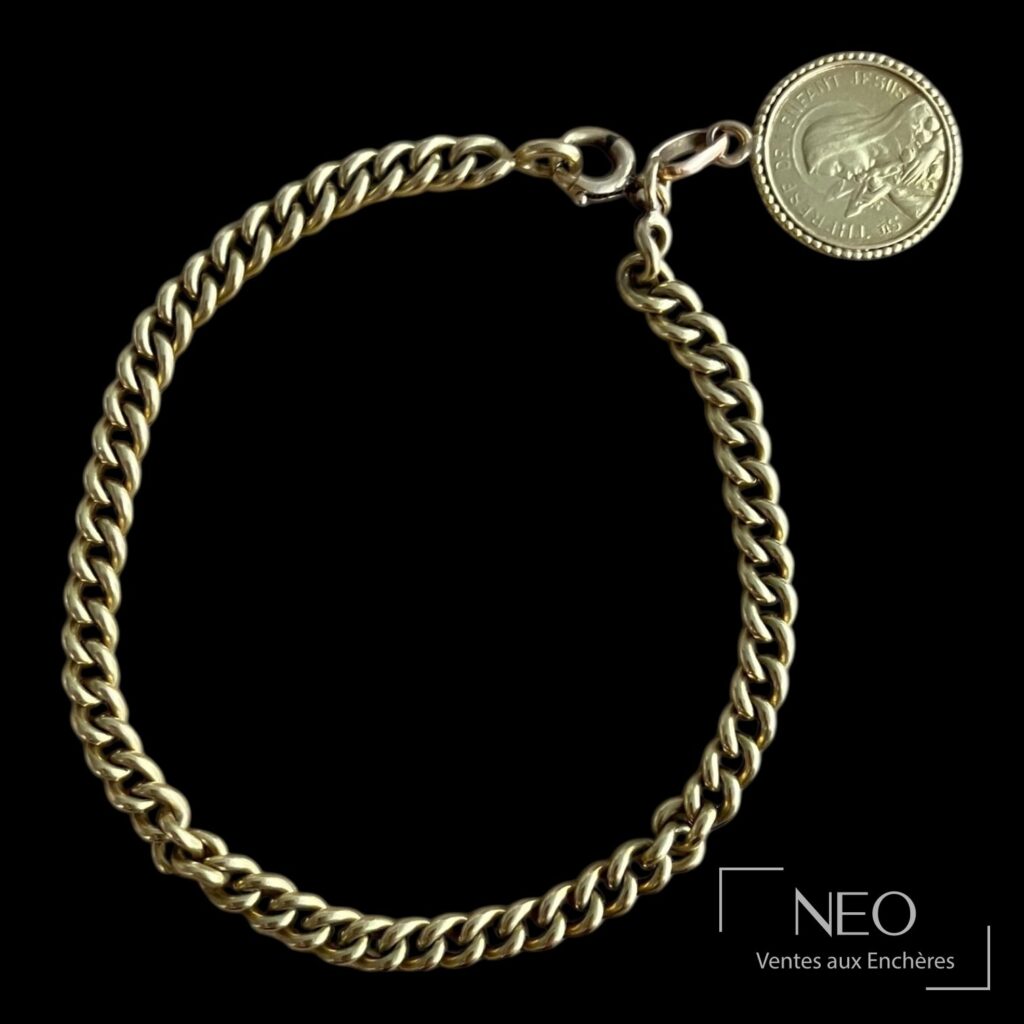 Bracelet en or jaune avec médaille religieuse circulaire sur fond noir