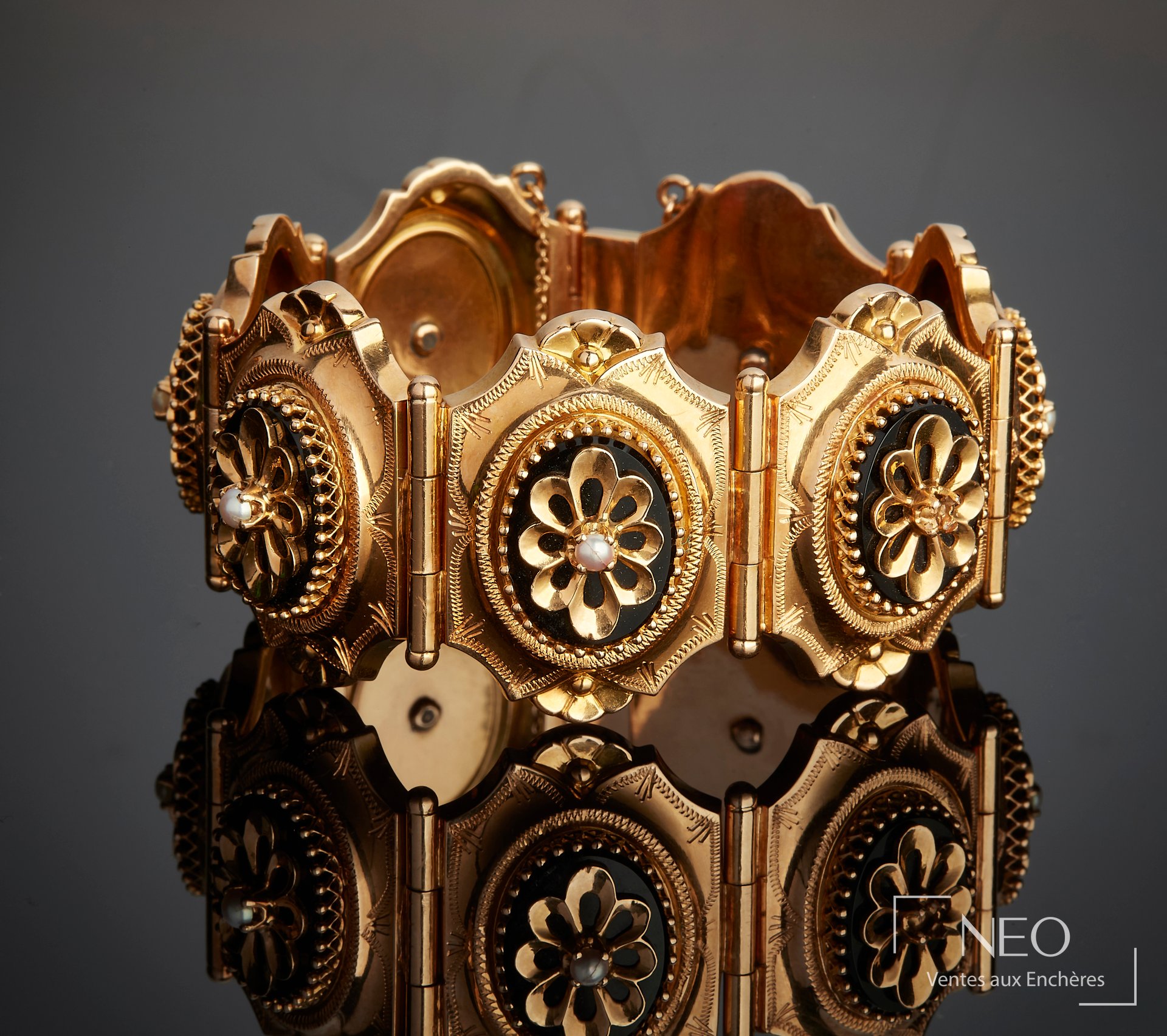 Bracelet en or jaune 18 carats, onyx et perle, époque Napoléon III