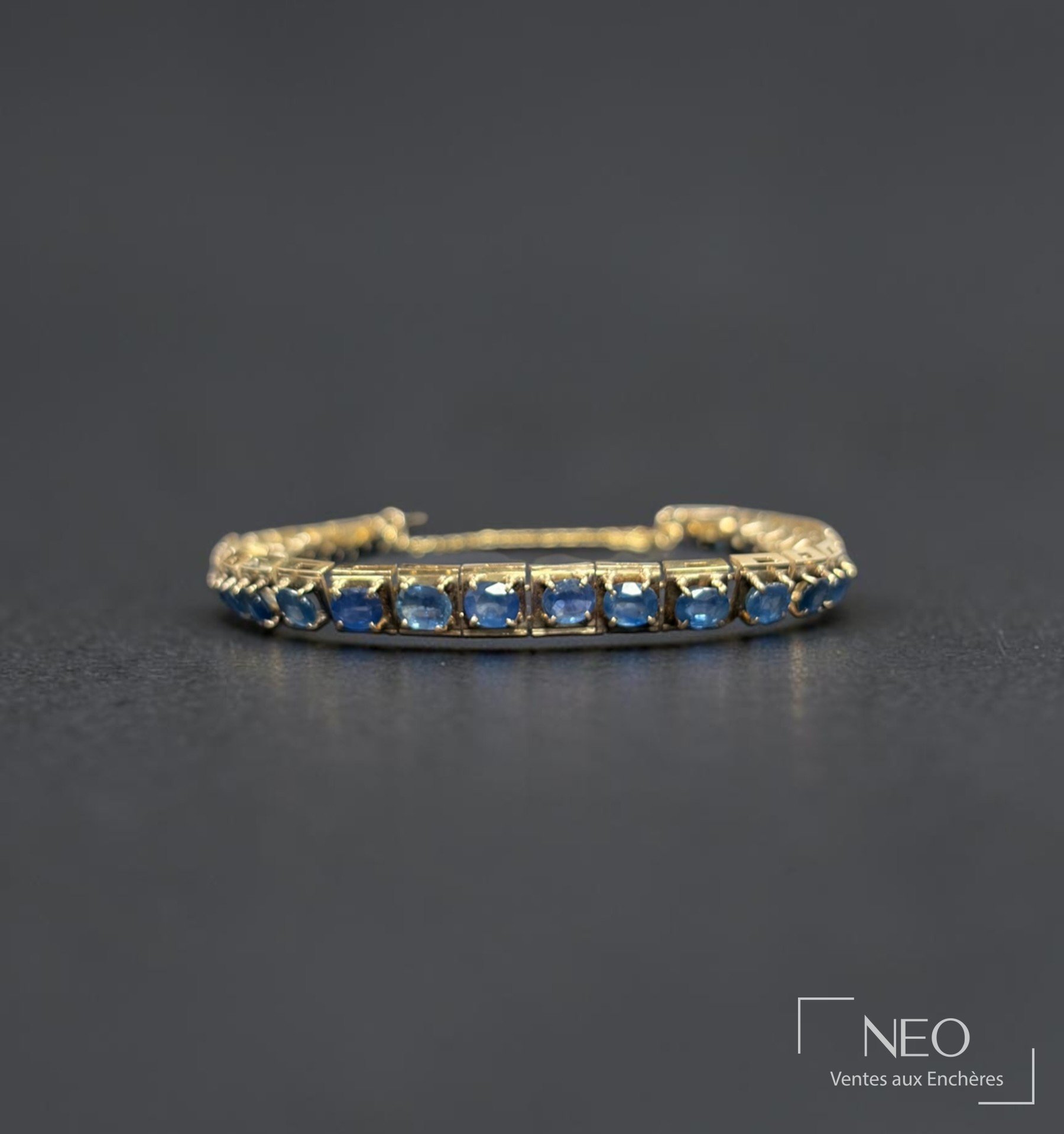 Bracelet articulé en or jaune 9K à ligne de saphirs ovales