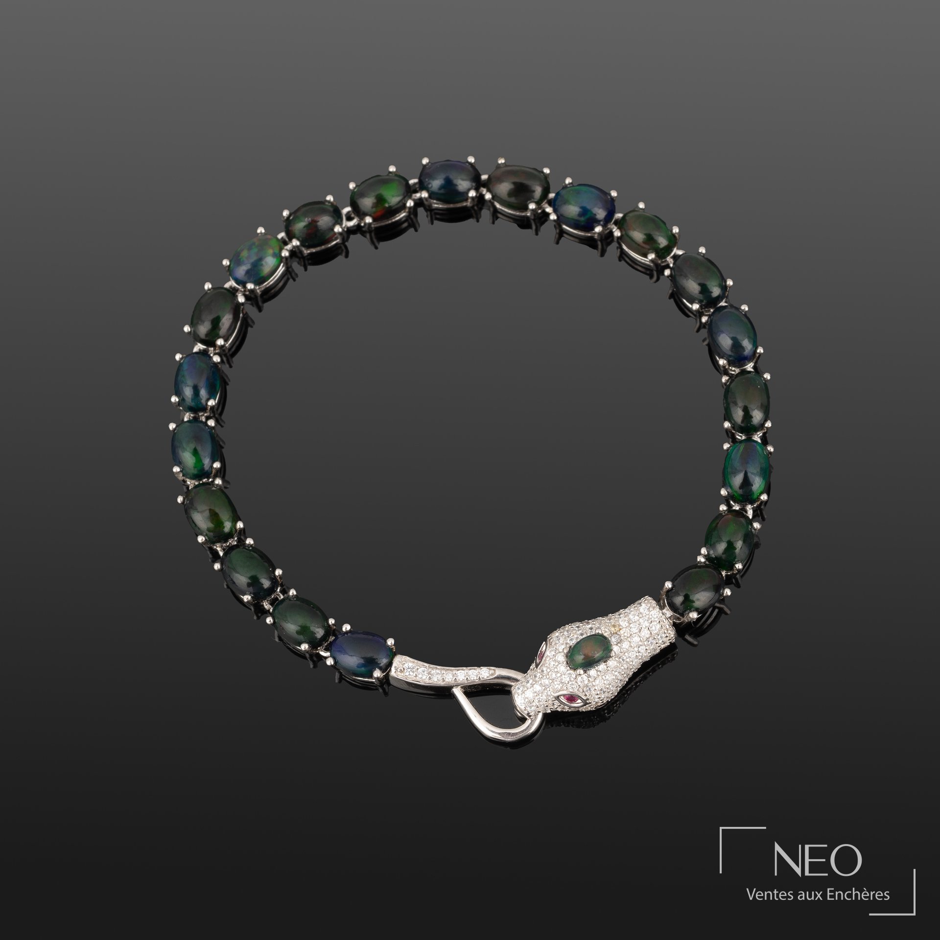 Bracelet souple en argent serti d&rsquo;opales noires et tête de serpent