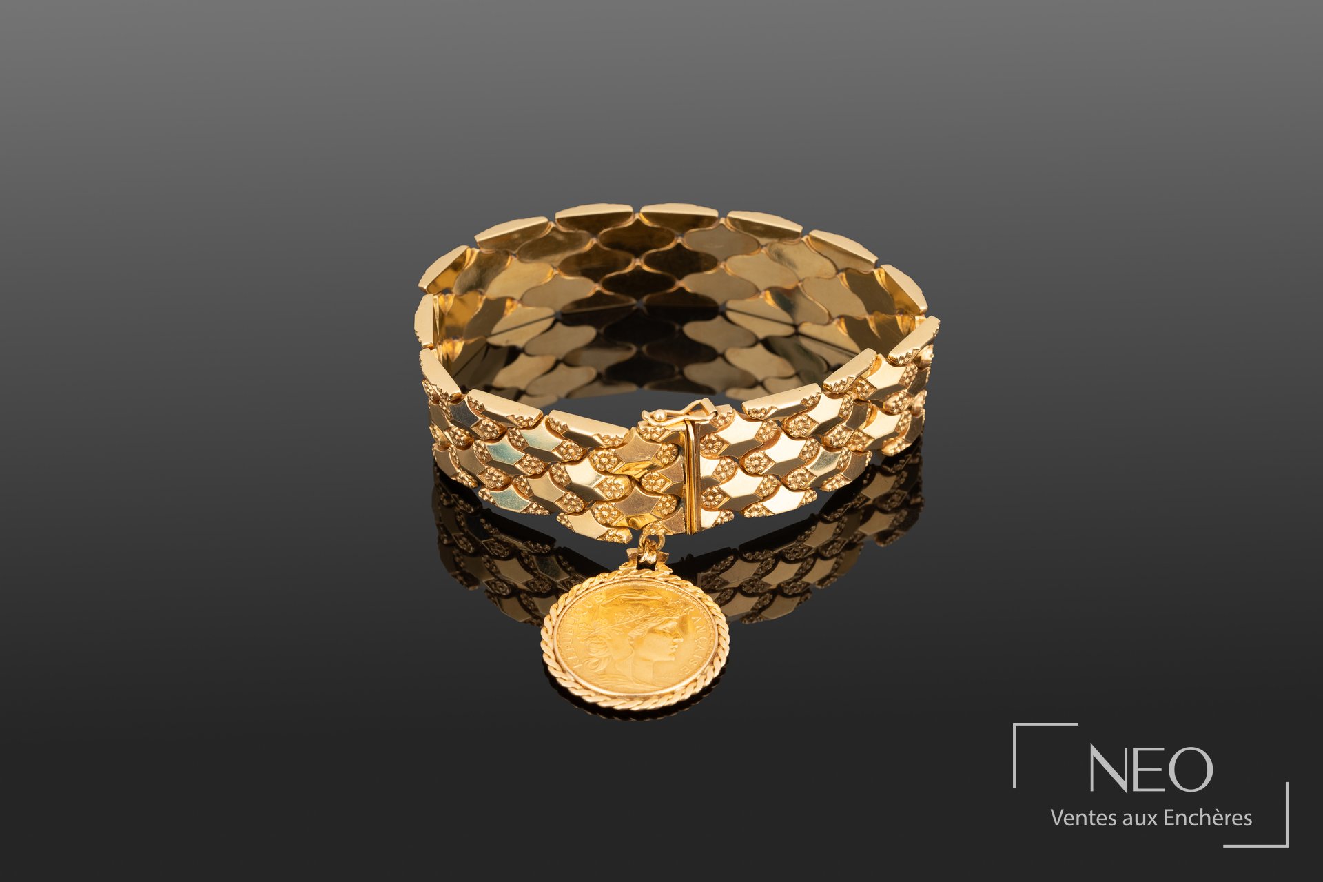 Bracelet souple en or jaune 18K aux maillons biseautés et pièce de 20 francs or