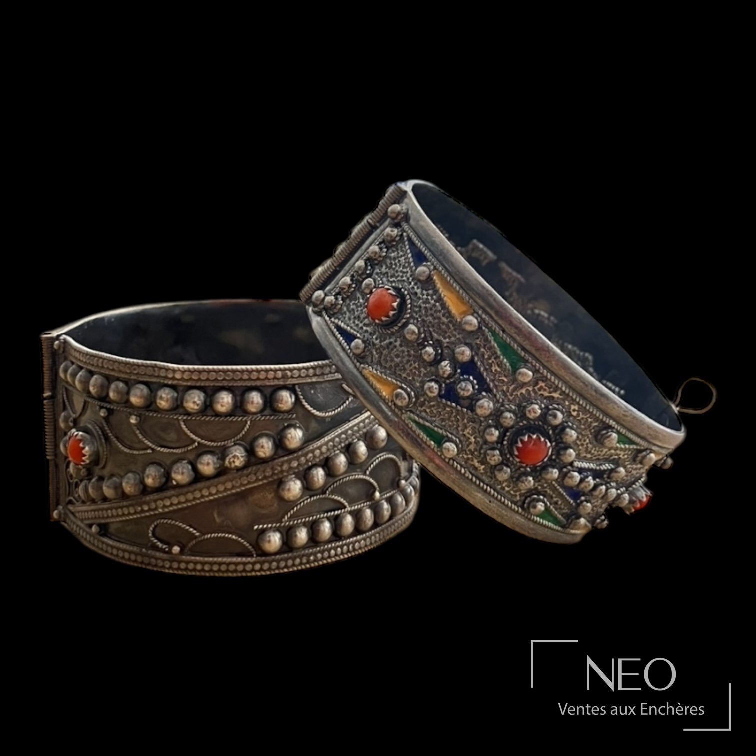 Deux bracelets joncs ouvrant kabyles en argent émaillé et corail