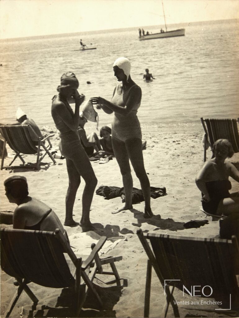 Photographie ancienne montrant des baigneuses sur une plage