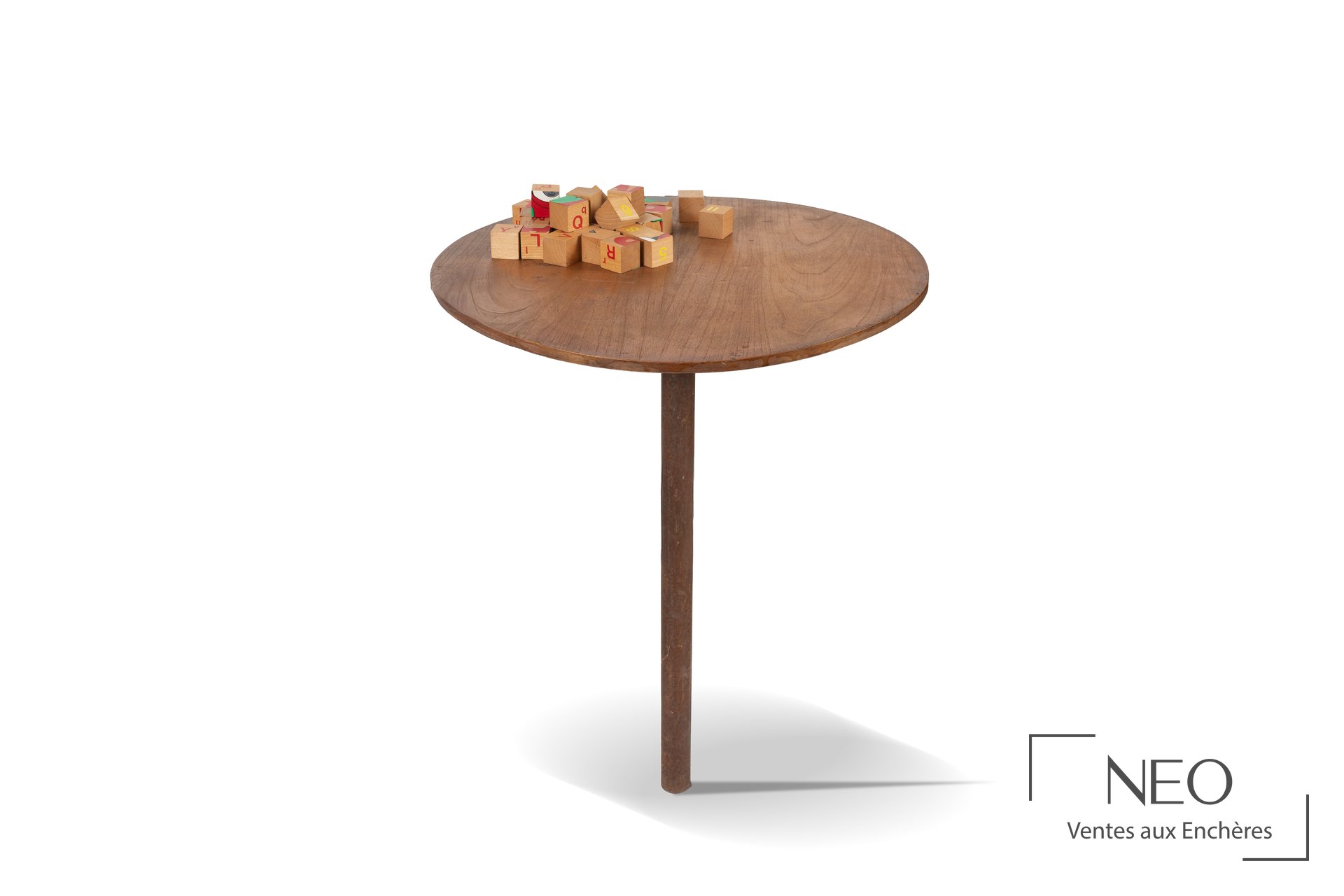 Structure en équilibre de Brigitte Nahon avec plateau circulaire en bois et petits cubes posés dessus