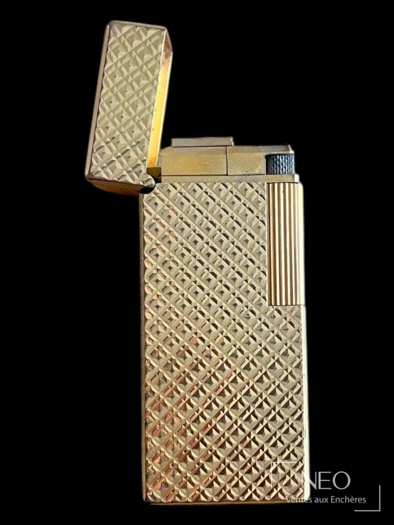 Briquet Flaminaire en métal doré à décor gaufré
