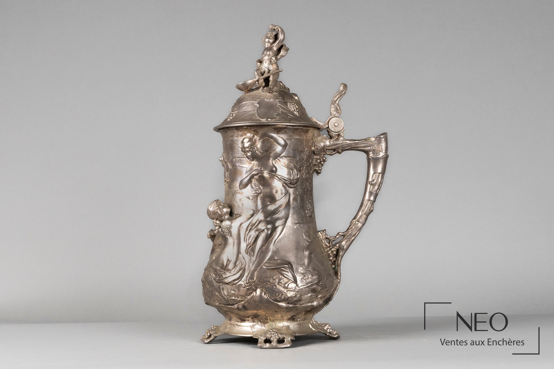 Broc en étain à décor dionysiaque, époque Art Nouveau