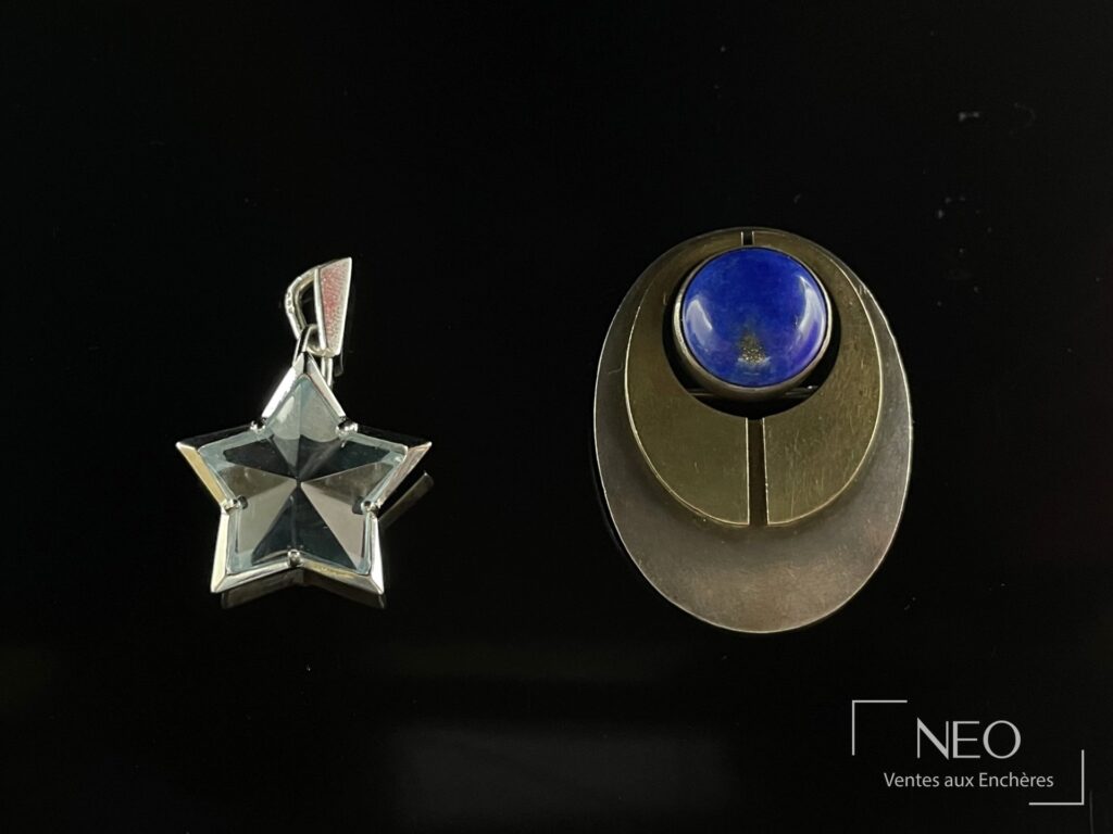 Broche étoile et pendentif étoile vus de face sur fond noir