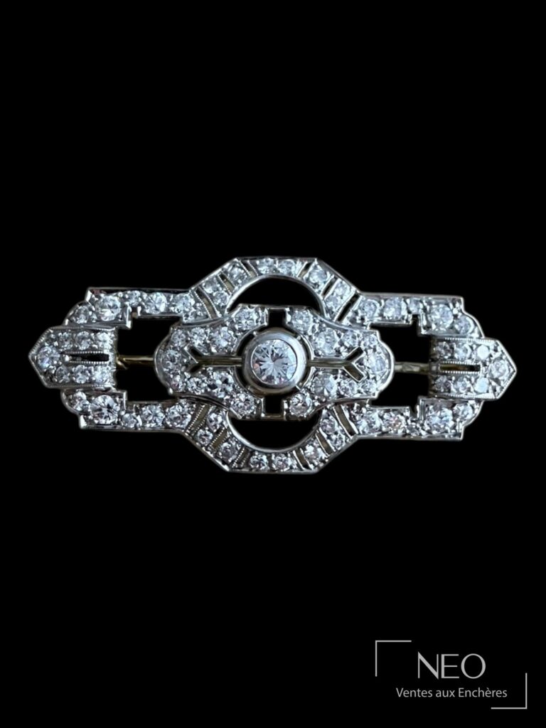 Broche Art Déco ajourée sertie de diamants sur fond noir