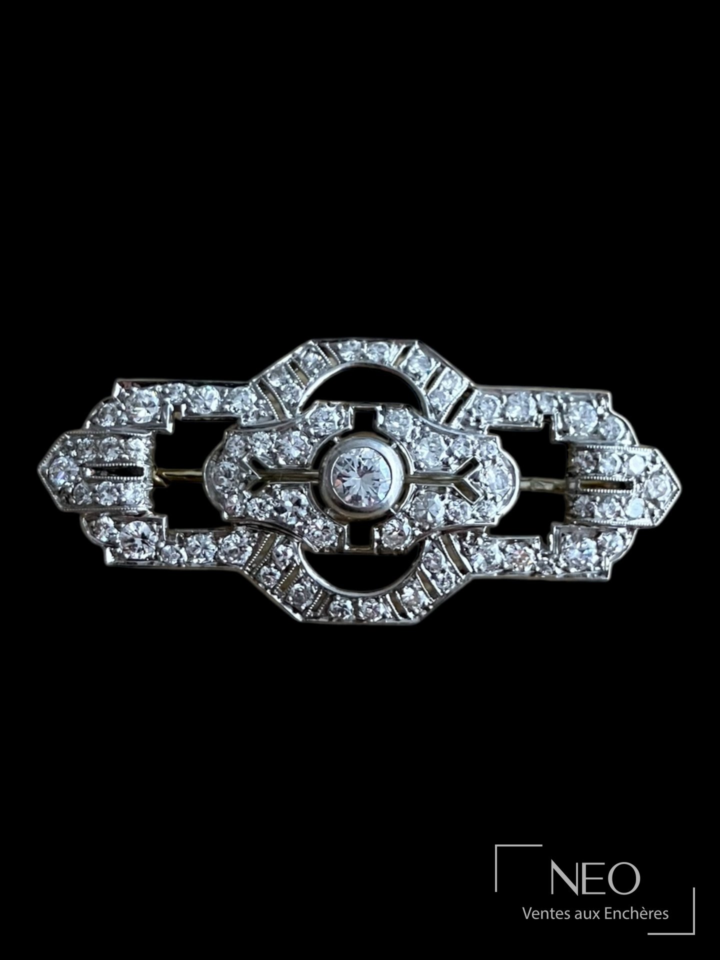 Broche Art Déco en platine et or gris, travail français vers 1935