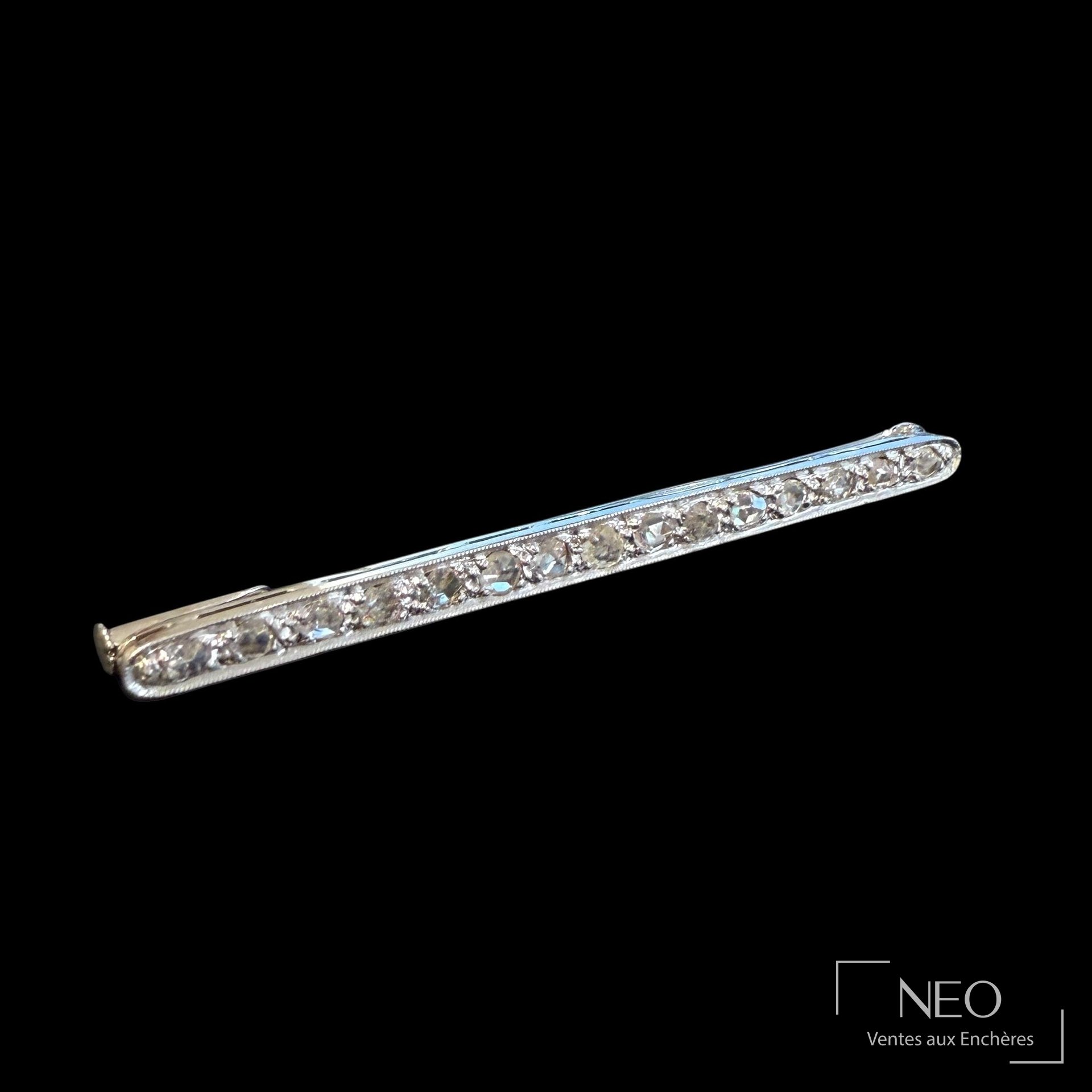 Broche barrette sertie de diamants sur fond noir
