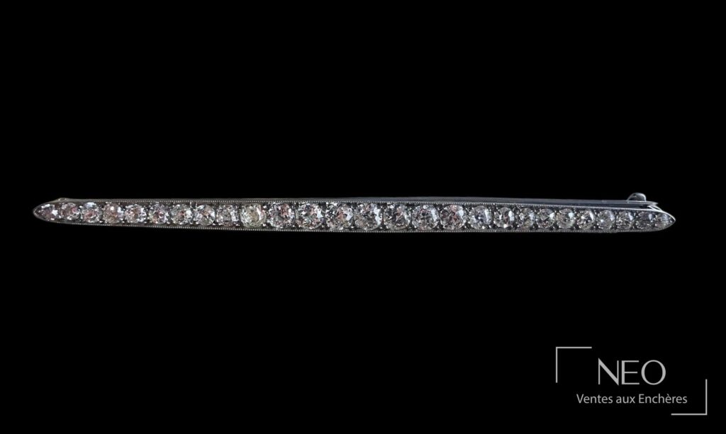 Broche barrette en platine sertie de diamants sur fond noir