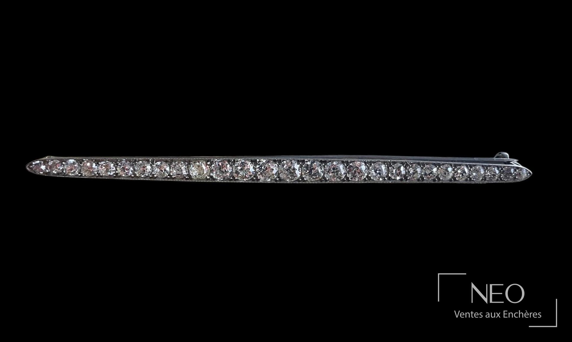 Broche barrette en platine pavée de diamants anciens