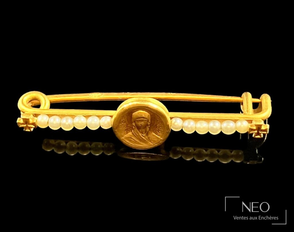 Broche barrette en or jaune avec médaillon de la Vierge Marie et rangée de perles blanches
