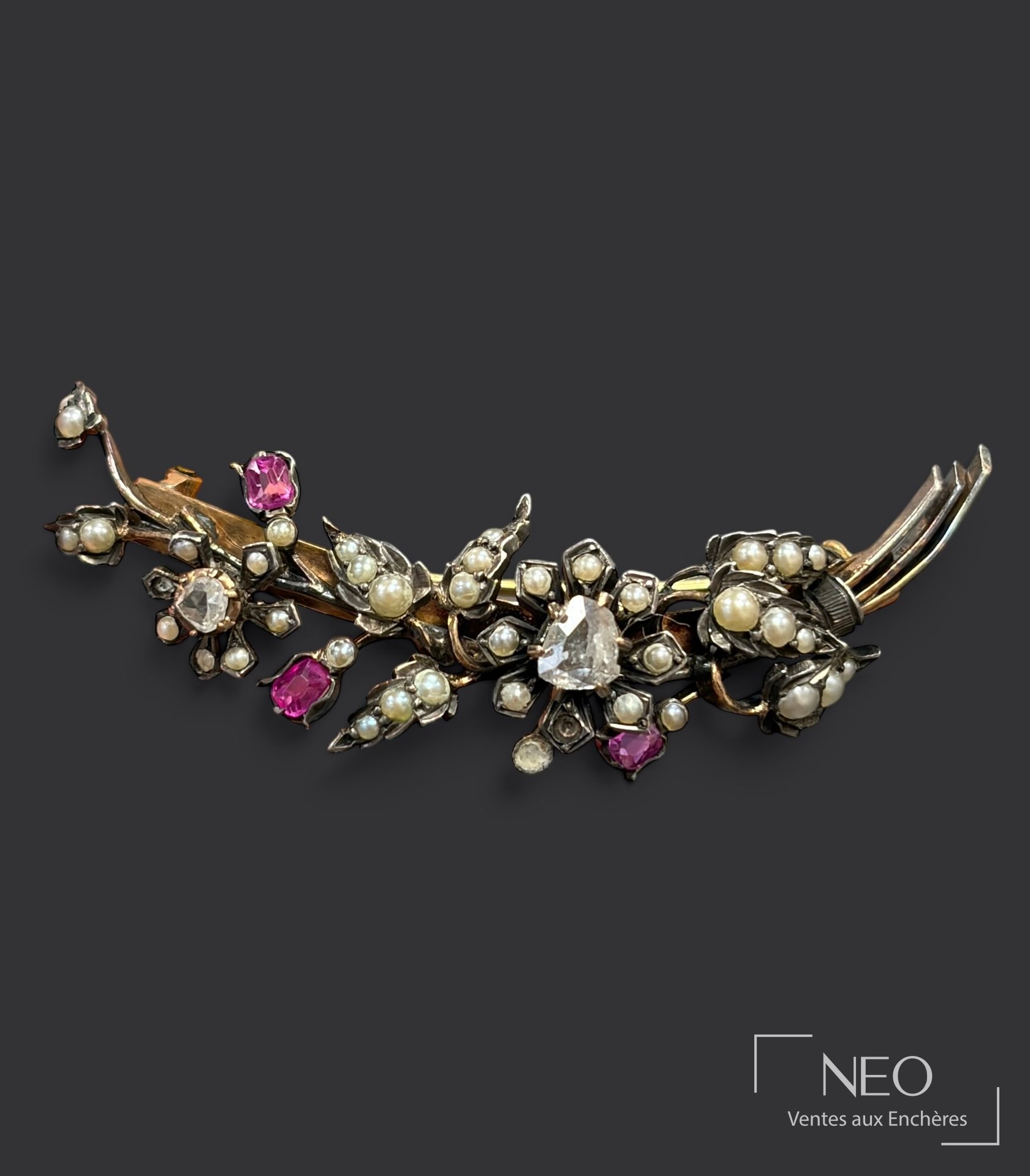 Broche branche fleurie en or 18K, argent, demi-perles, diamants et rubis