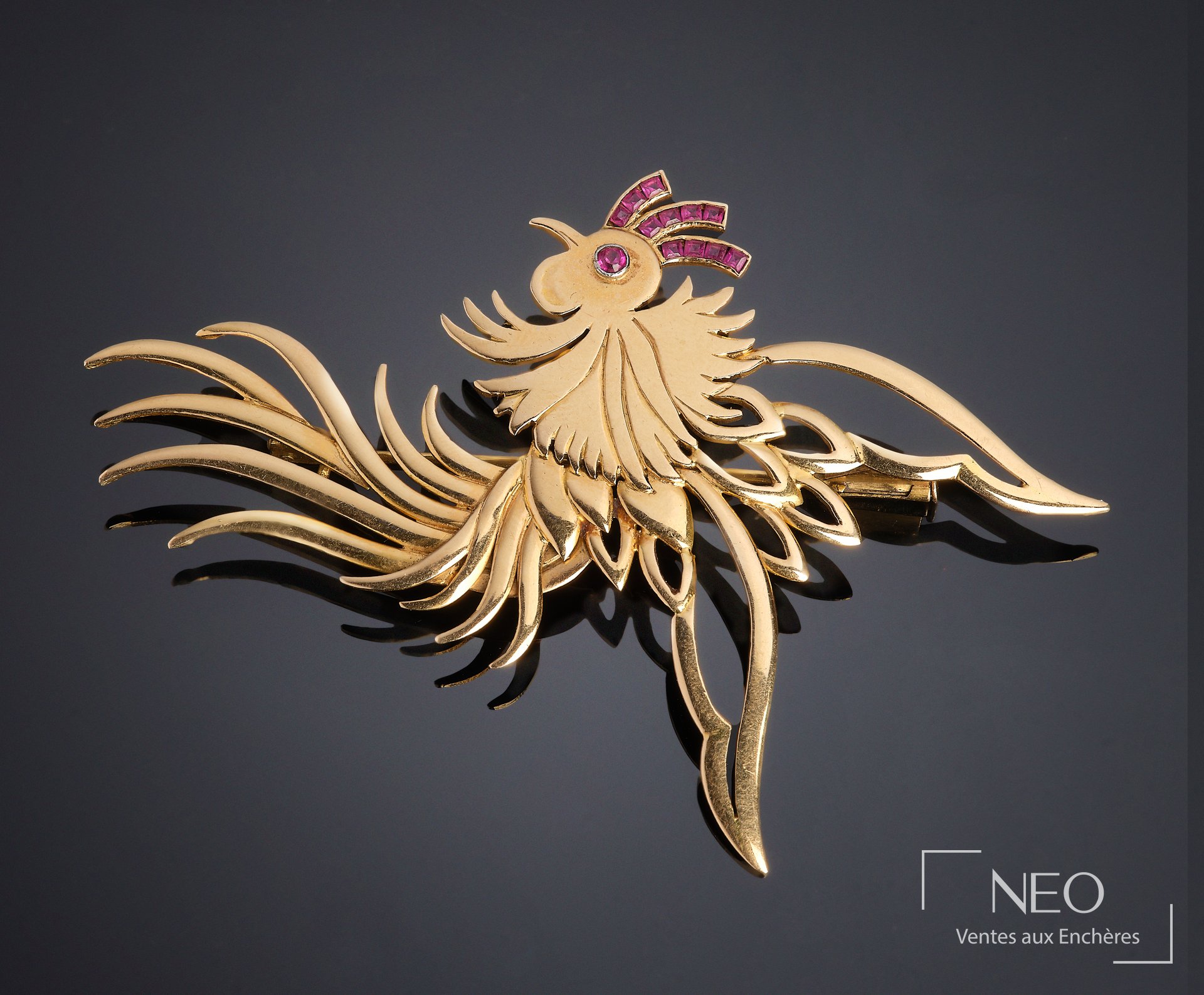 Broche coq ajouré en or jaune 18 carats, rubis