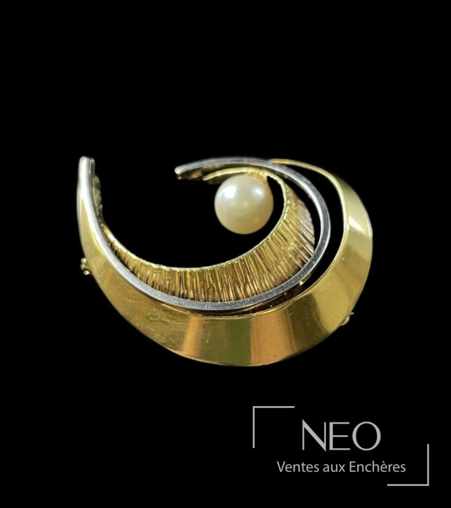 Broche double lune en or jaune et gris avec perle blanche de culture