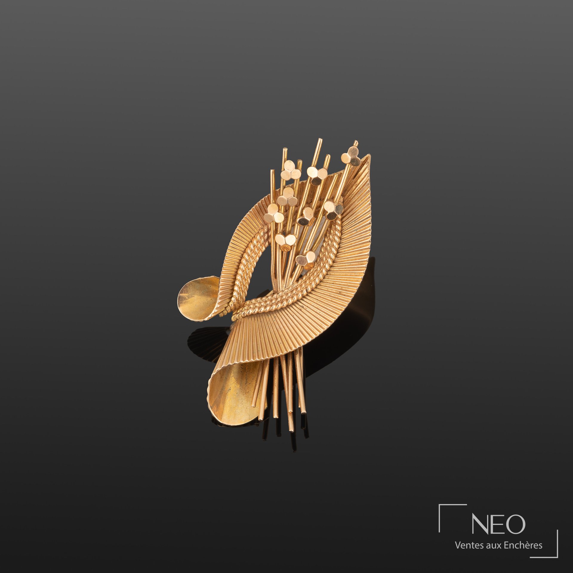 Broche en or jaune 18K formant bouquet stylisé
