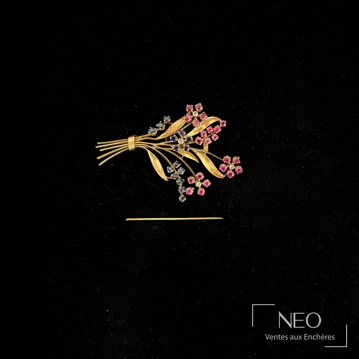 Broche bouquet fleuri en or jaune 18K et platine, pierres blanches, roses et bleues