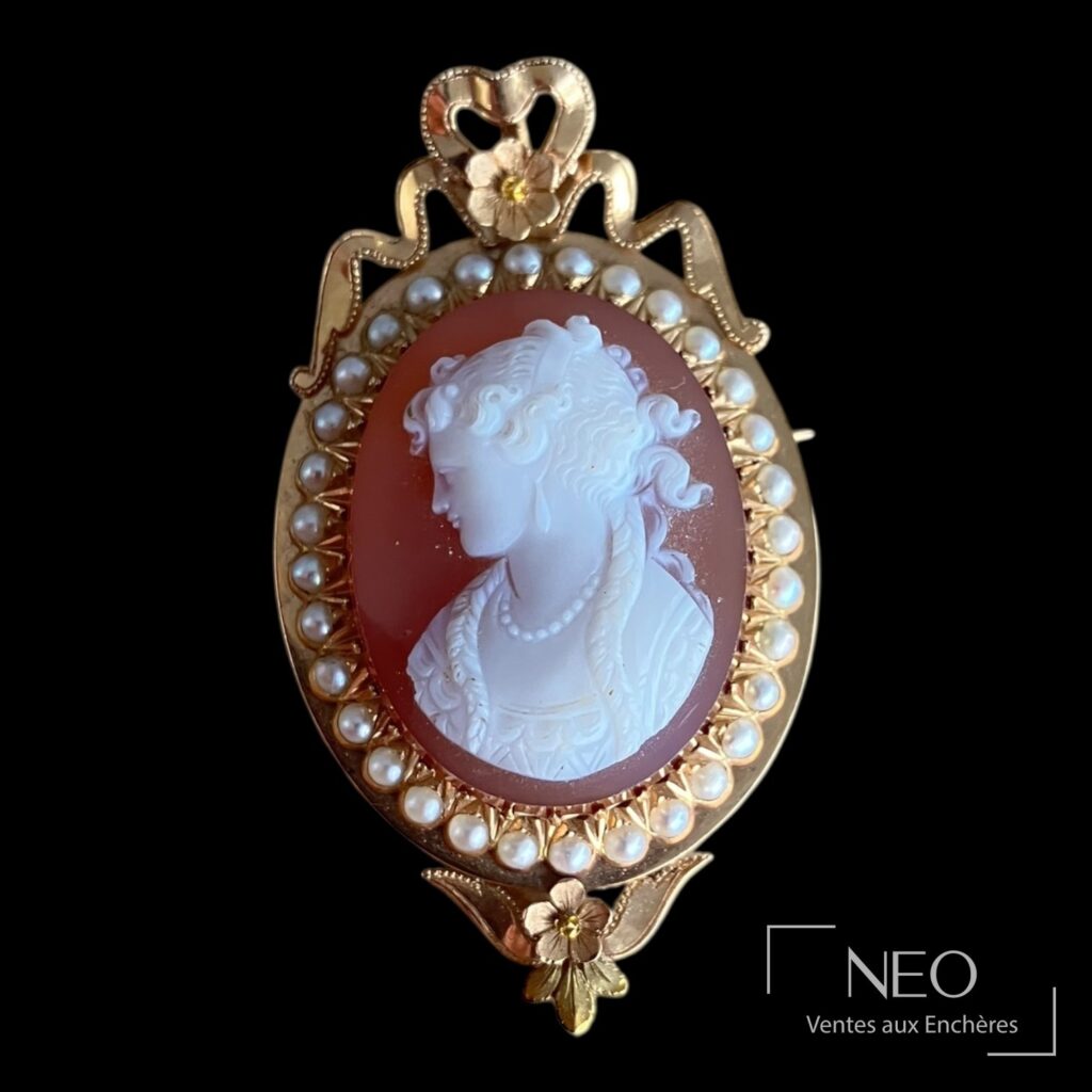 Broche ovale en or jaune avec camée coquille et entourage de perles blanches