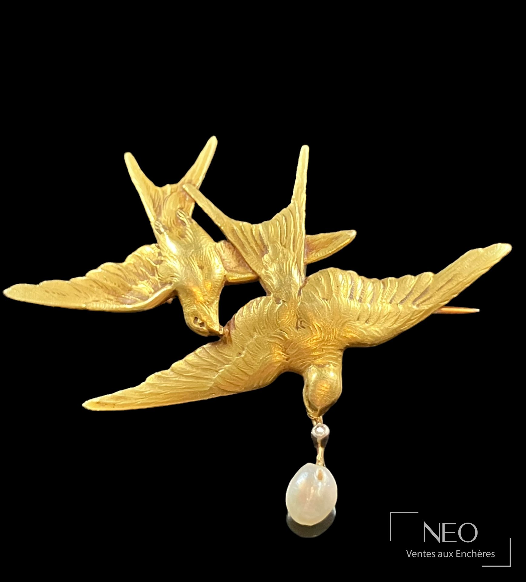 Broche couple d’hirondelles en or jaune 18 carats et perle de culture