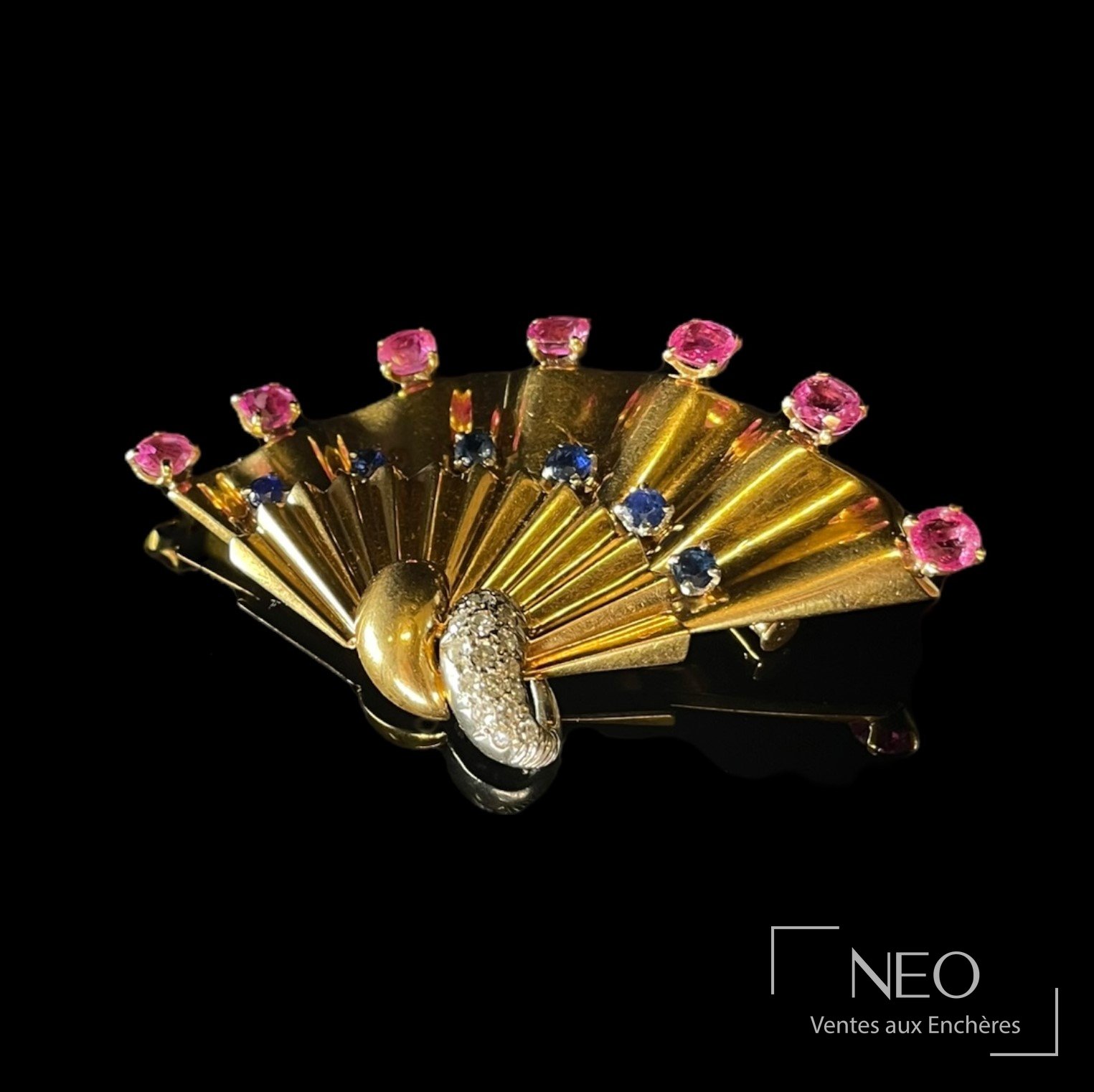 Broche éventail en or jaune 18 carats et platine ornée de saphirs et diamants