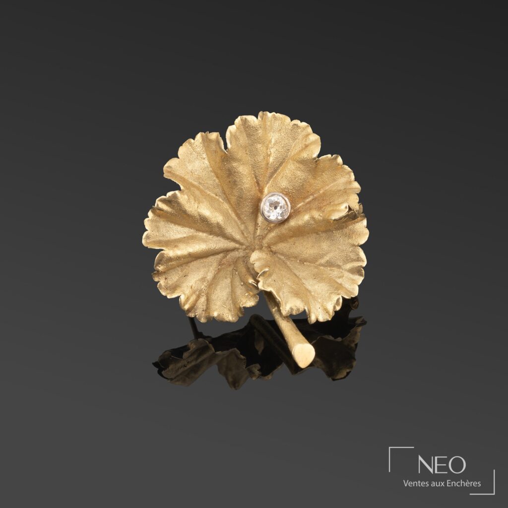 Broche en forme de feuille en or jaune et gris avec un diamant central