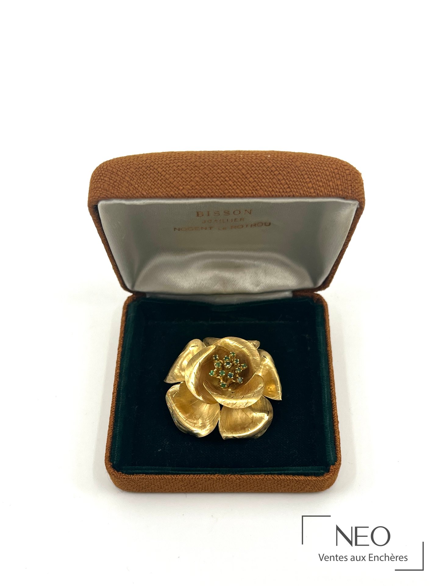 Broche fleur en or jaune 18 carats centrée d&rsquo;émeraudes
